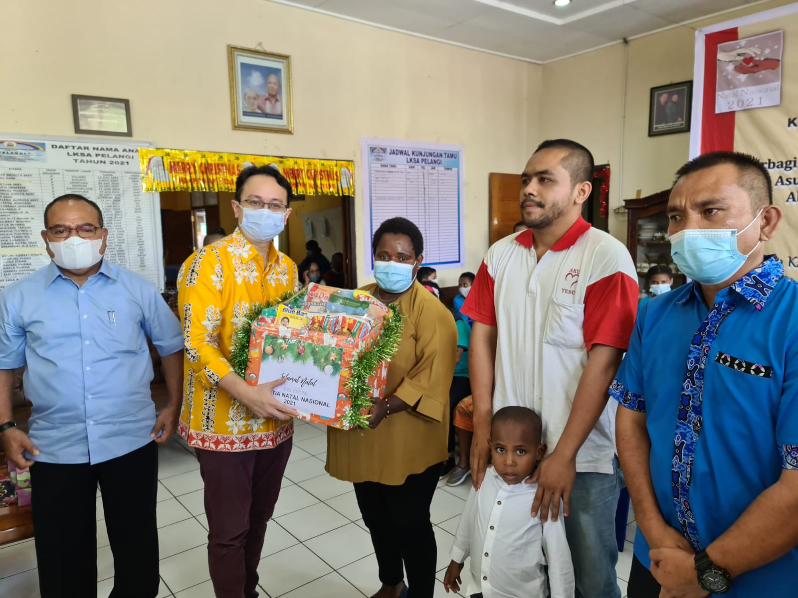 Ketua Umum Panitia Perayaan Natal Nasional 2021 Jerry Sambuaga memberikan 512 paket sembako di Jayapura, Papua, Jumat (10/12). 
