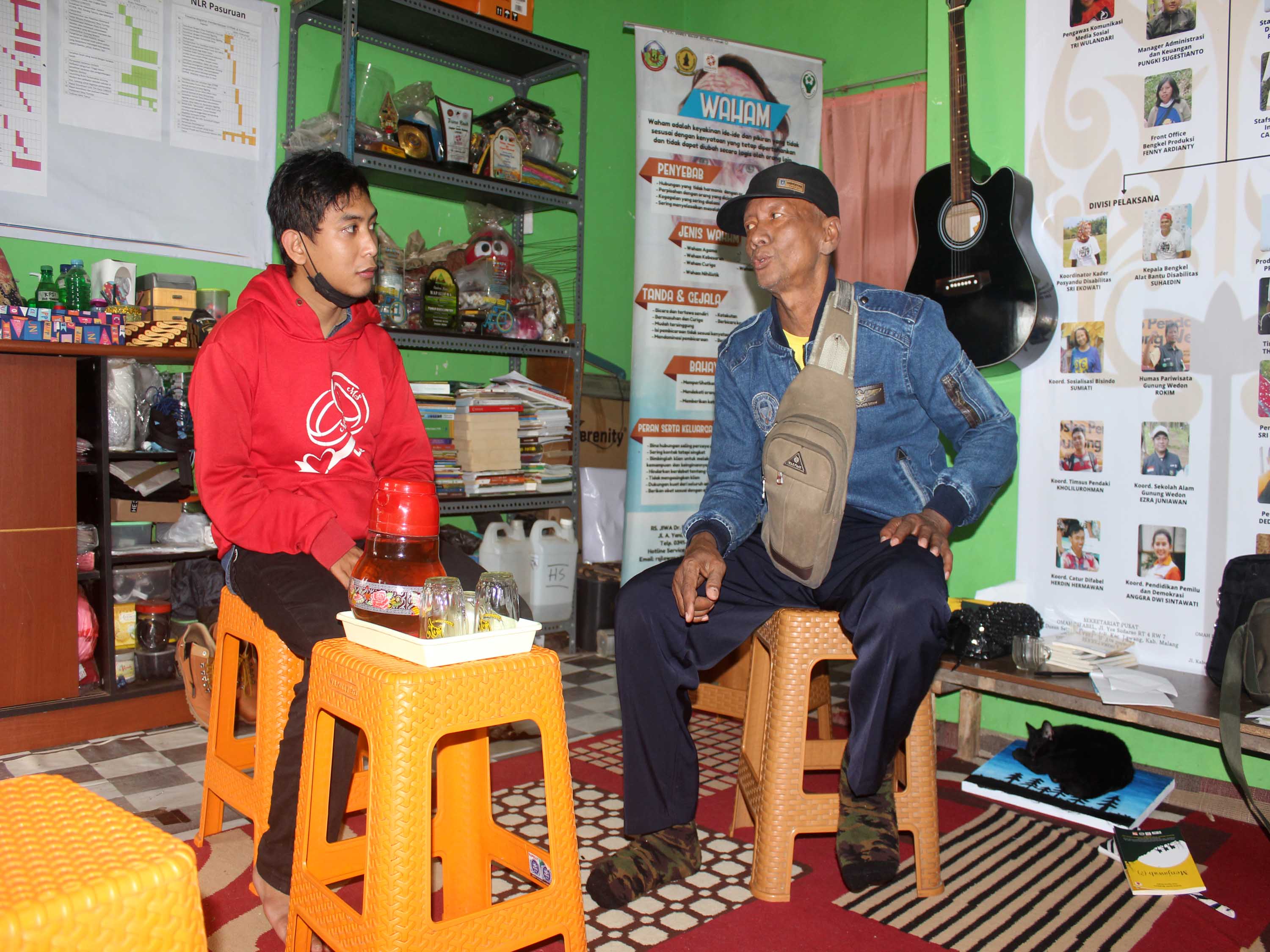  Yudha Nurjayalana (kanan) dan Priyo Utomo (kiri), warga difabel asal Kabupaten Malang, Jawa Timur membutuhkan asuransi ketenagakerjaan