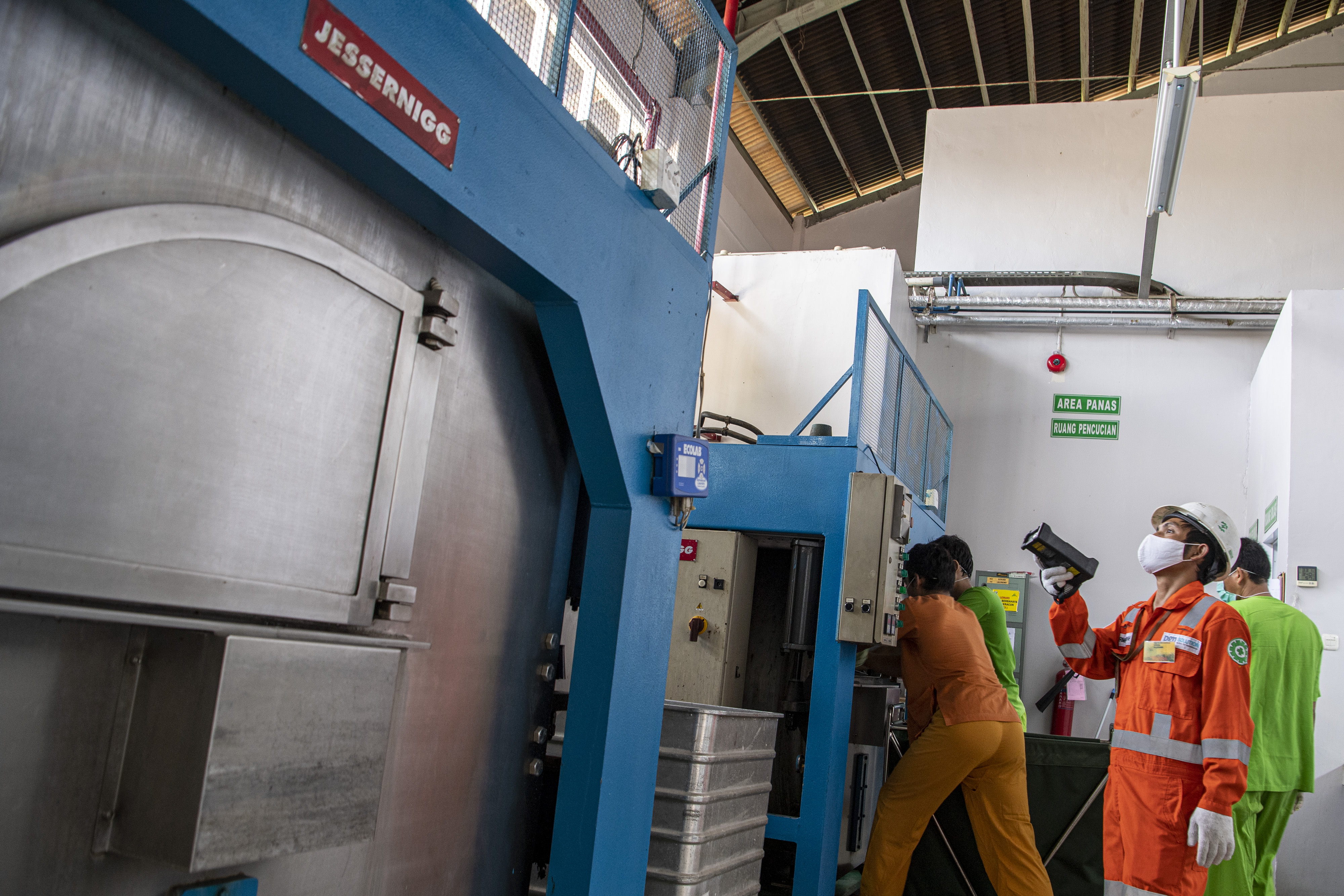 Petugas PT Perusahaan Gas Negara (PGN) Tbk memeriksa aliran gas di ruangan laundry RSUP Mohammad Hoesin Palembang, Sumatera Selatan.