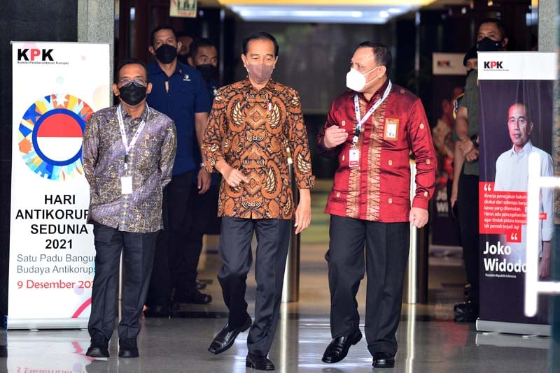  Presiden Joko Widodo (tengah) didampingi Mensesneg Pratikno (kiri) dan Ketua KPK Firli Bahuri usai peringatan Hari Antikorupsi Sedunia.