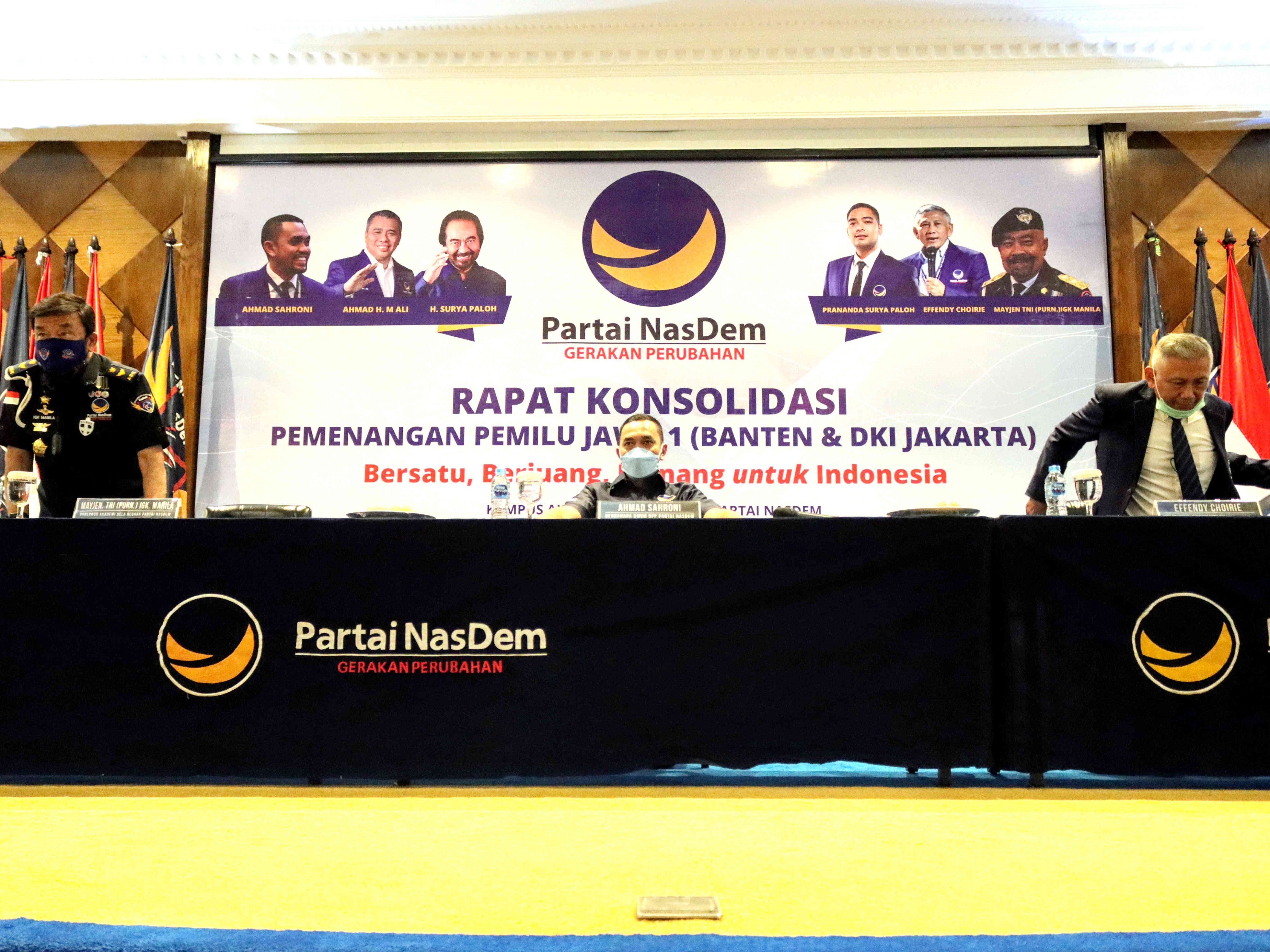 Ahmad Sahroni (tengah), Effendy Choirie (kanan), IGK Manila (kiri) saat Rapat Konsolidasi Pemenangan Pemilu Partai NasDem Wilayah Jawa 1.