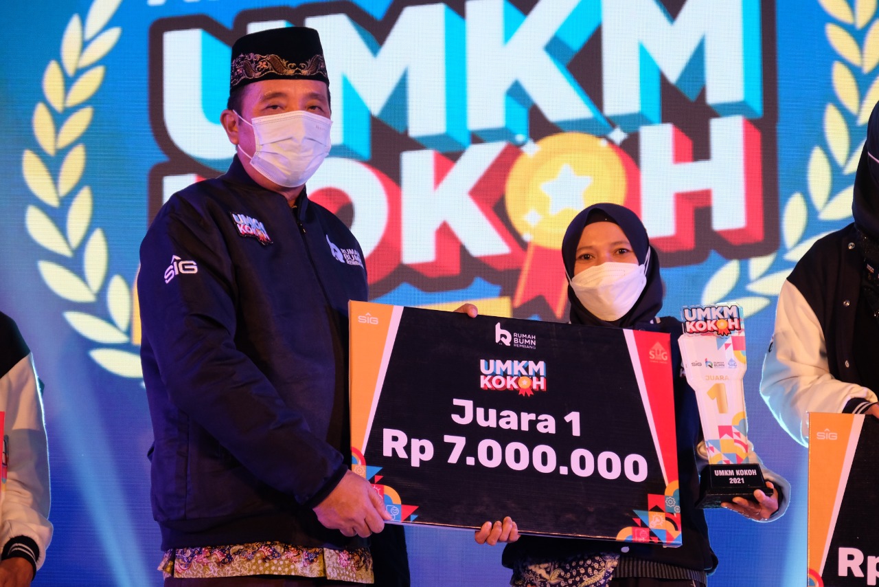 Semen Gresik menyerahkan hadiah untuk UMKM Kokoh sebagai bentuk apresiasi