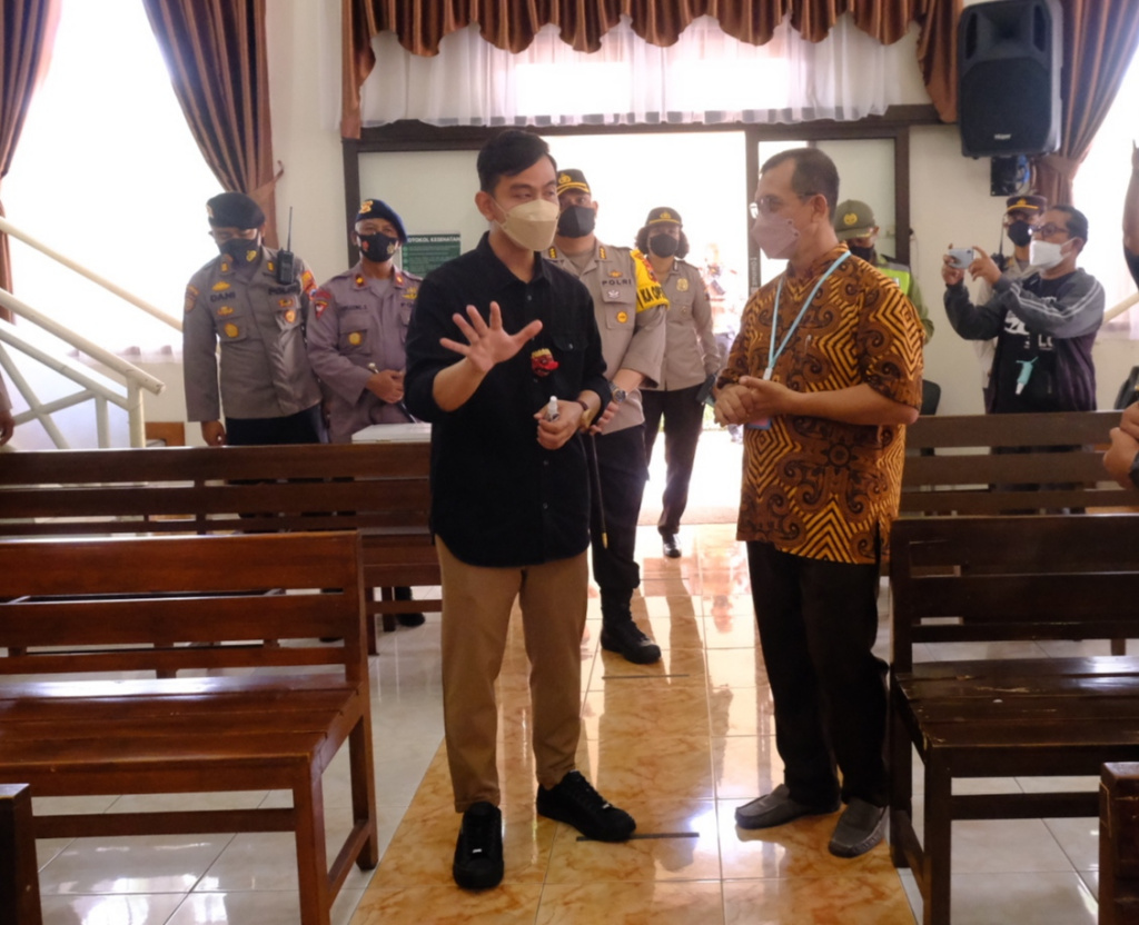 Wali Kota Surakarta Gibran Rakabuming Raka saat mengunjungi sebuah gereja