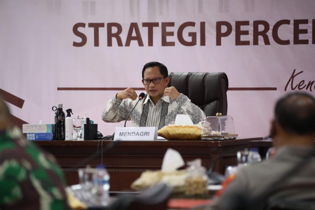 Mendagri Tito Karnavian saat memimpin Rapat Koordinasi Strategi Percepatan Vaksinasi bersama jajaran Pemprov Sulawes Tenggara.