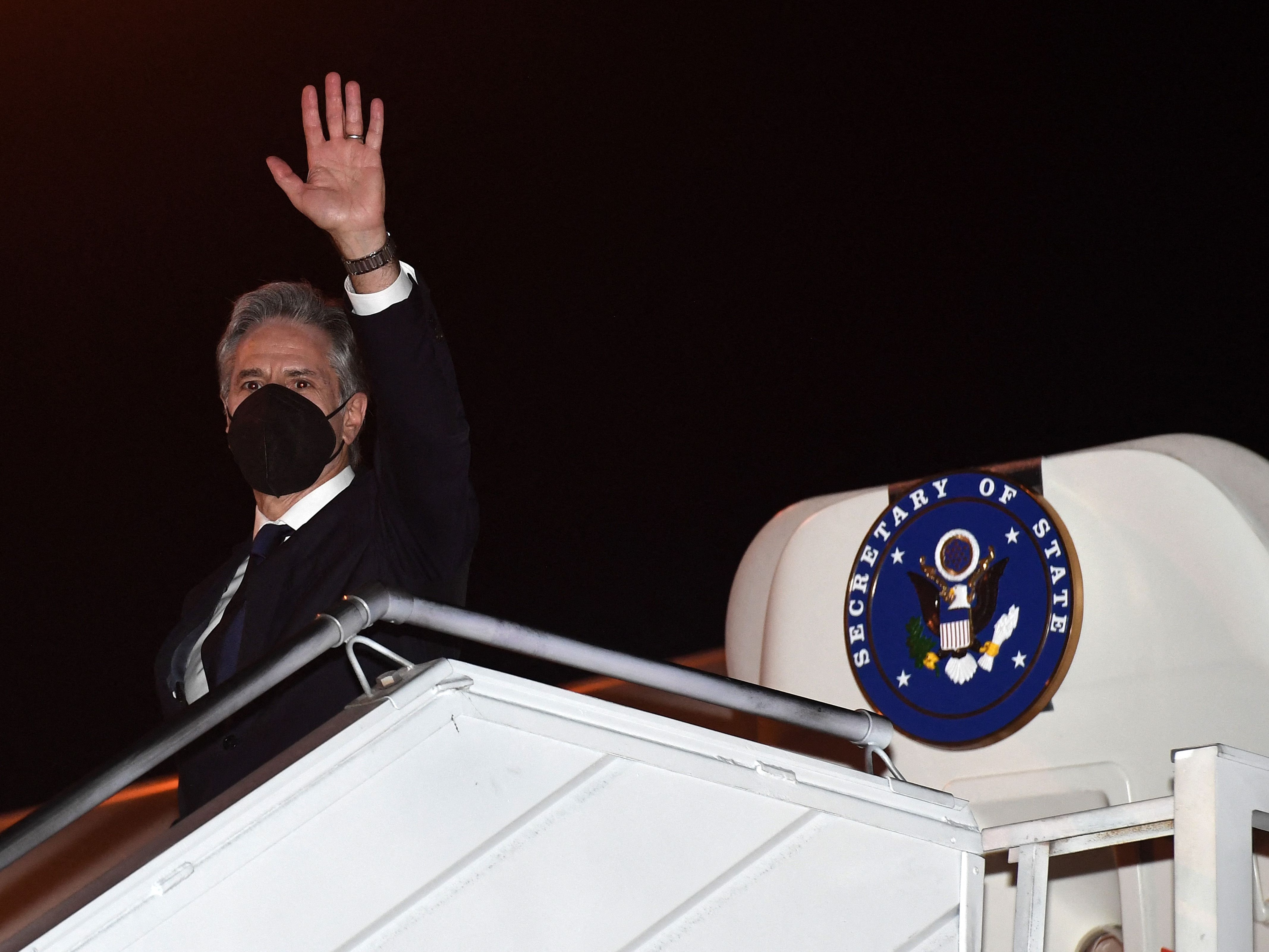 Menlu AS Antony Blinken menaiki pesawatnya saat berangkat ke Kuala Lumpur dari Bandara Internasional Soekarno-Hatta di Jakarta hari ini.