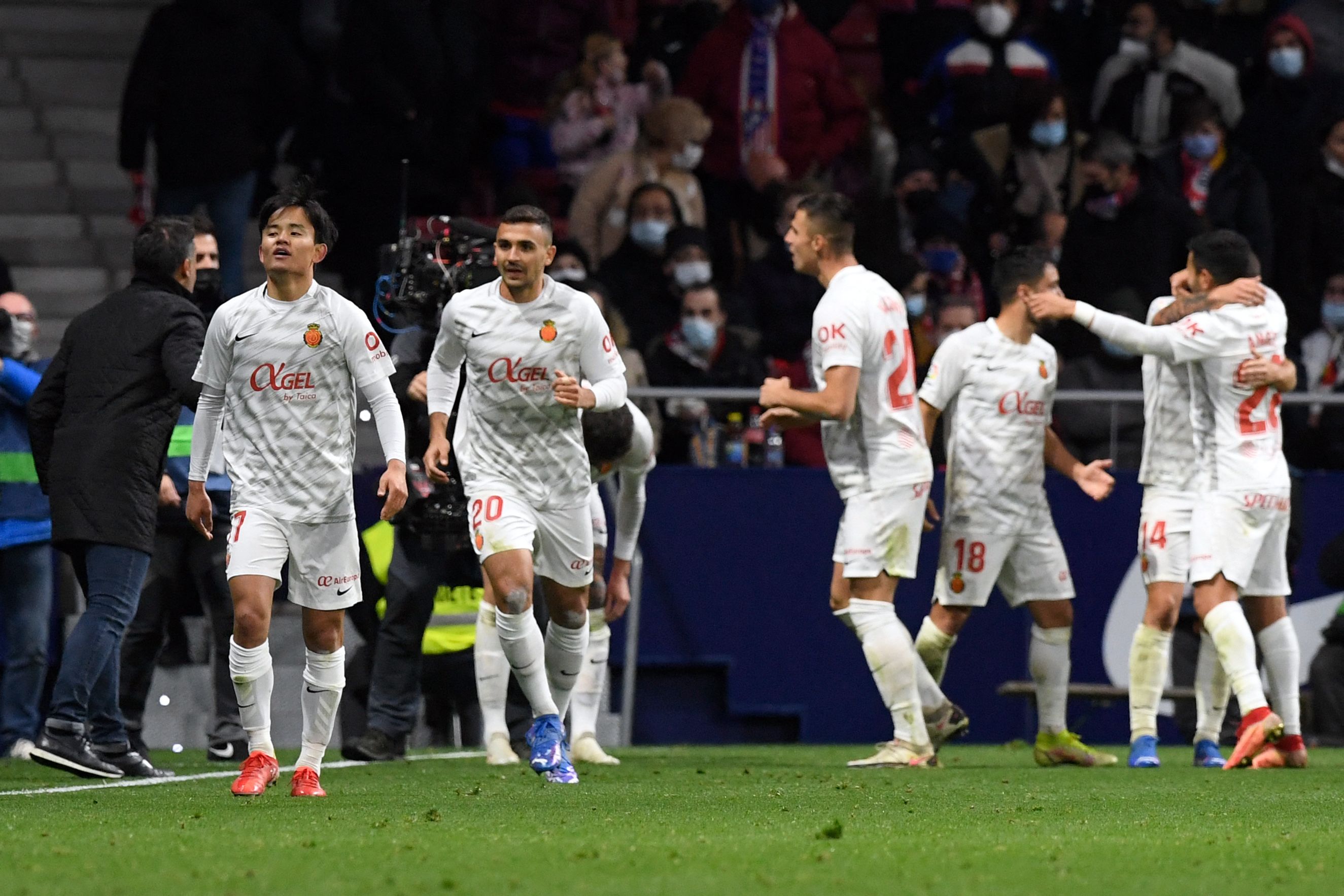 Para pemain Mallorca melakukan selebrasi usai mencetak gol ke gawang Atletico Madrid di laga La Liga. 