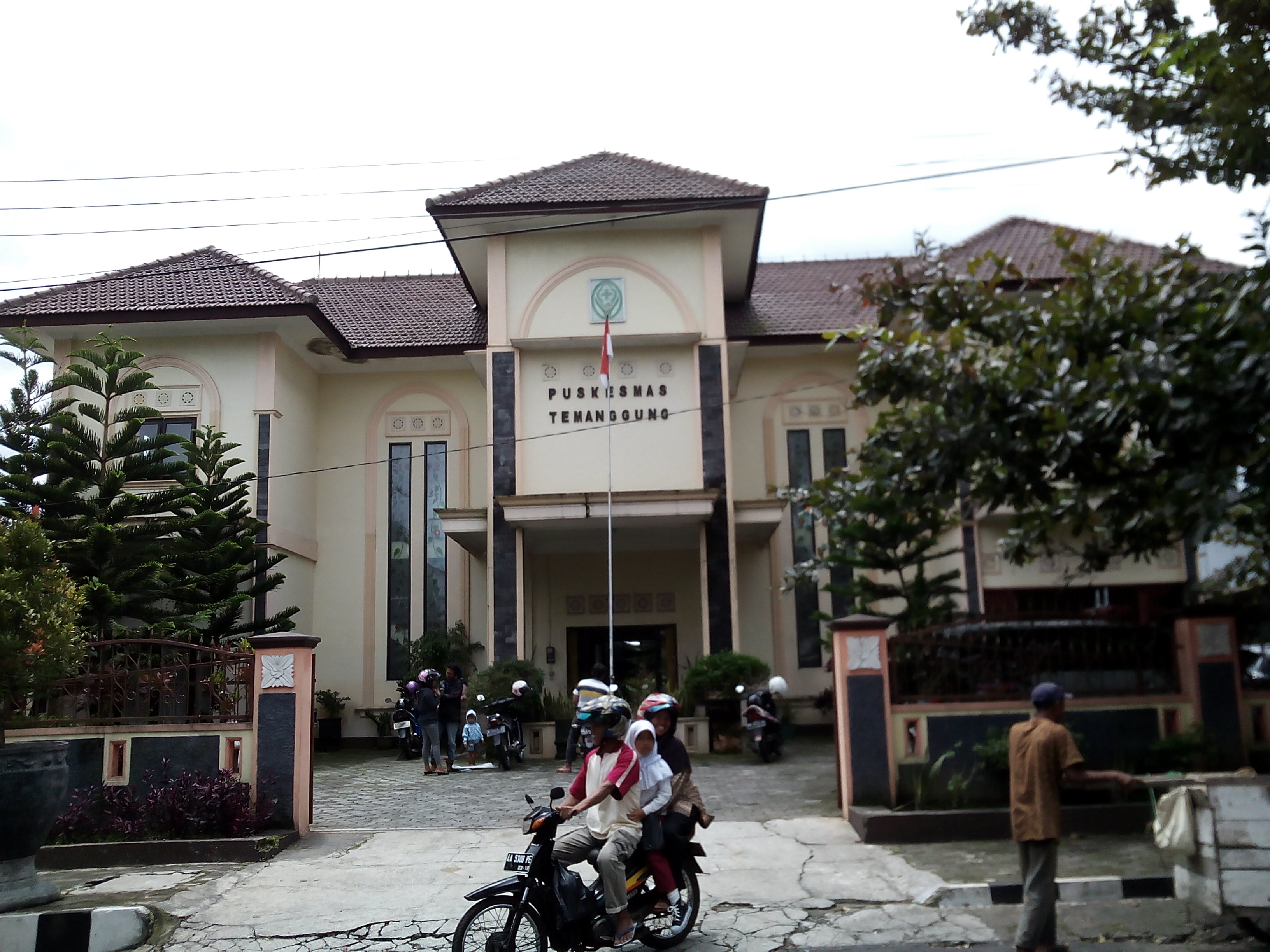 Puskesmas Temanggung, Jawa Tengah yang berada di jalur utama beroperasi 24 jam selama libur Nataru 2021.