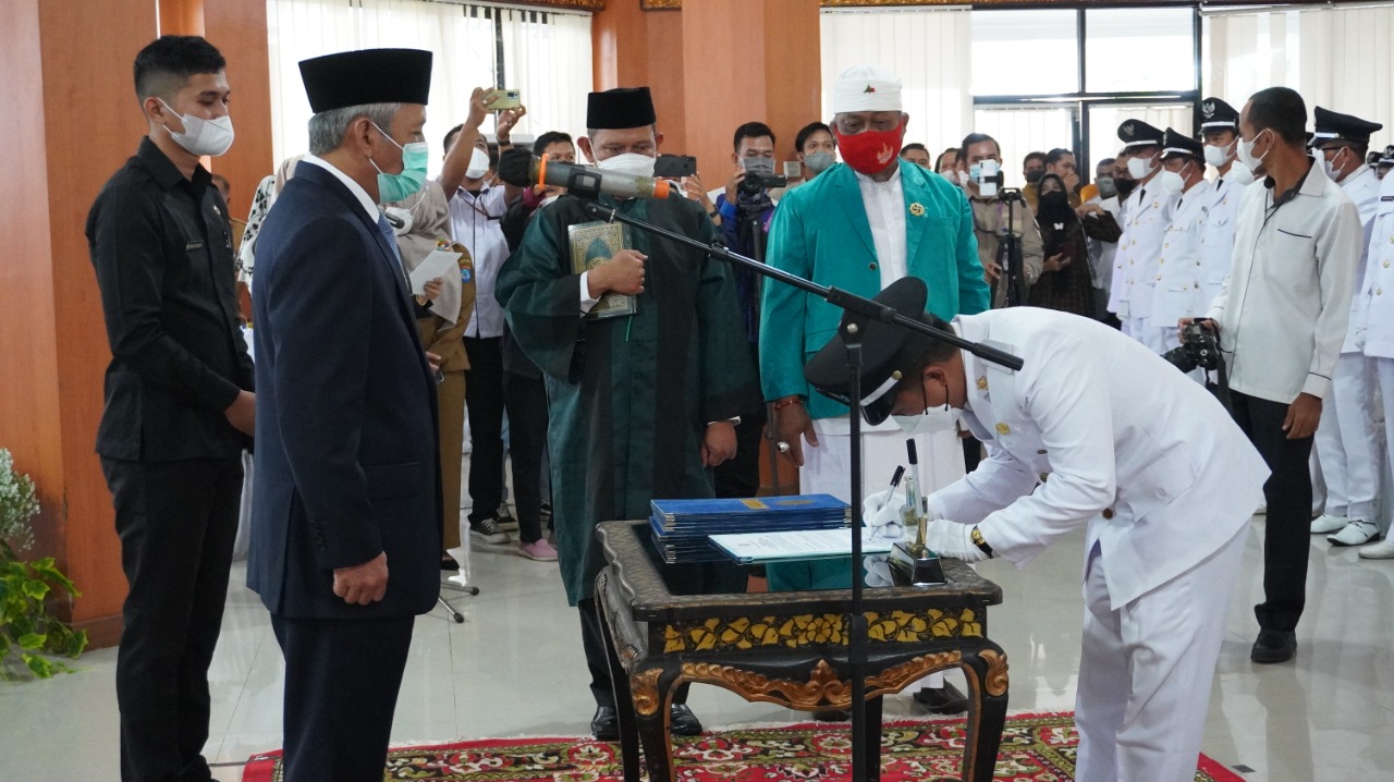 Acara pelantikan kepada desa terpilih di Ogan Komering Ilir, Sumsel.