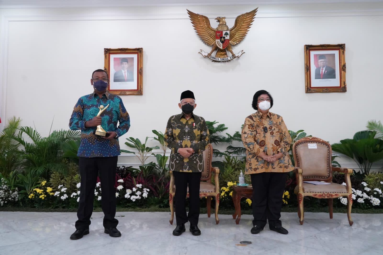 Presdir PT Polytama Propindo Didik Susilo berpose bersama Wapres KH.Ma'ruf Amin dan Menteri LHK Siti Nurbaya setelah menerima PROPER Emas. 