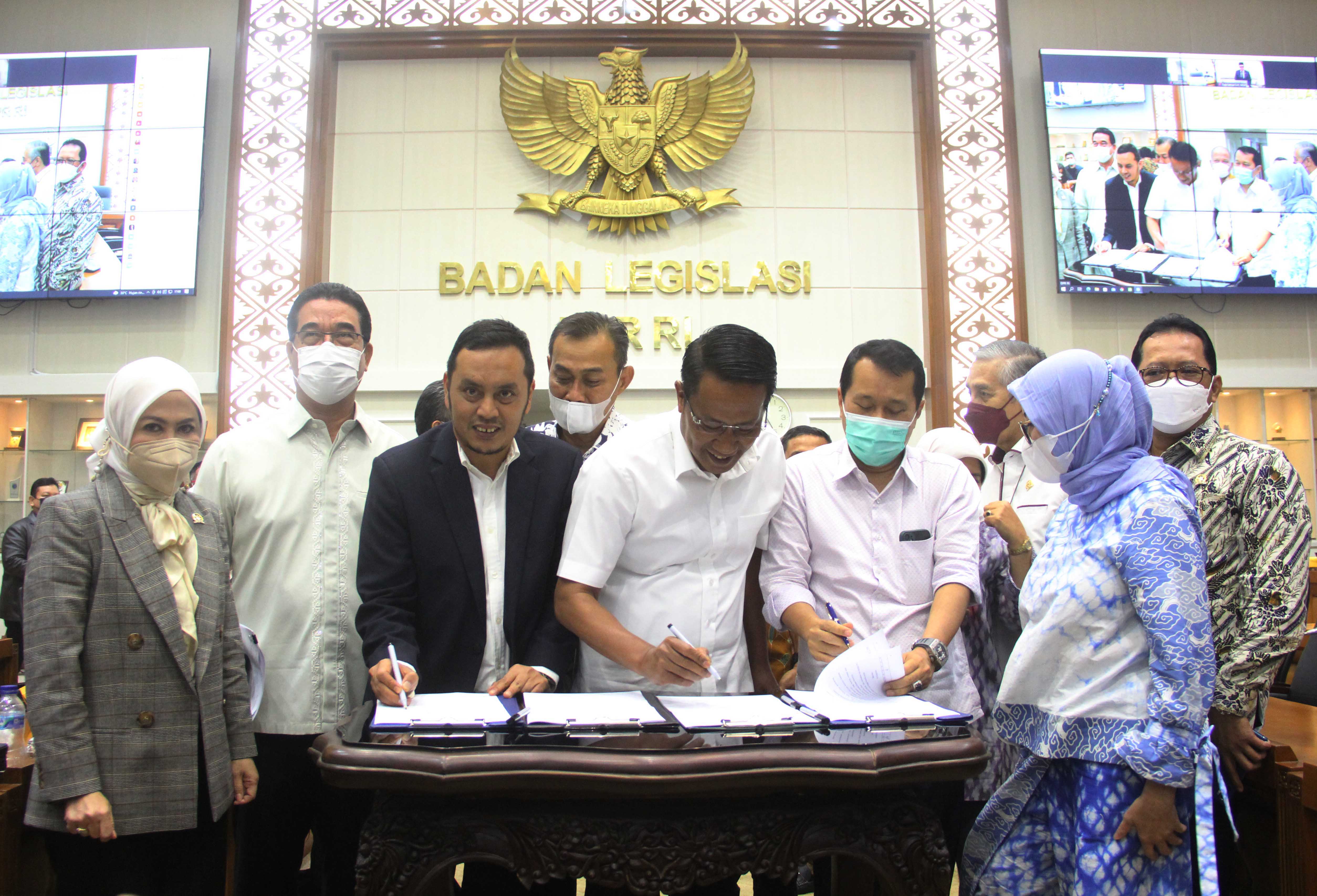 Panja RUU PKS dan Baleg DPR RI menandatangani persetujuan RUU TPKS