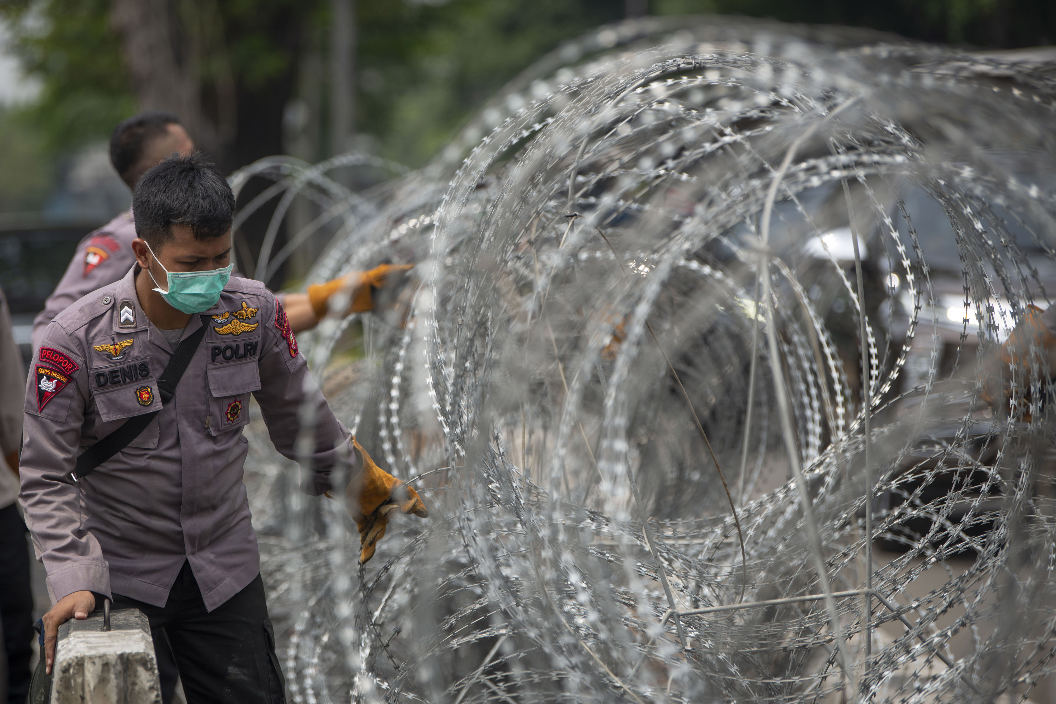 Polisi memasang barikade kawat berduri disejumlah akses masuk ke Monumen Nasional (Monas) mencegah massa Reuni 212, Kamis (2/12)