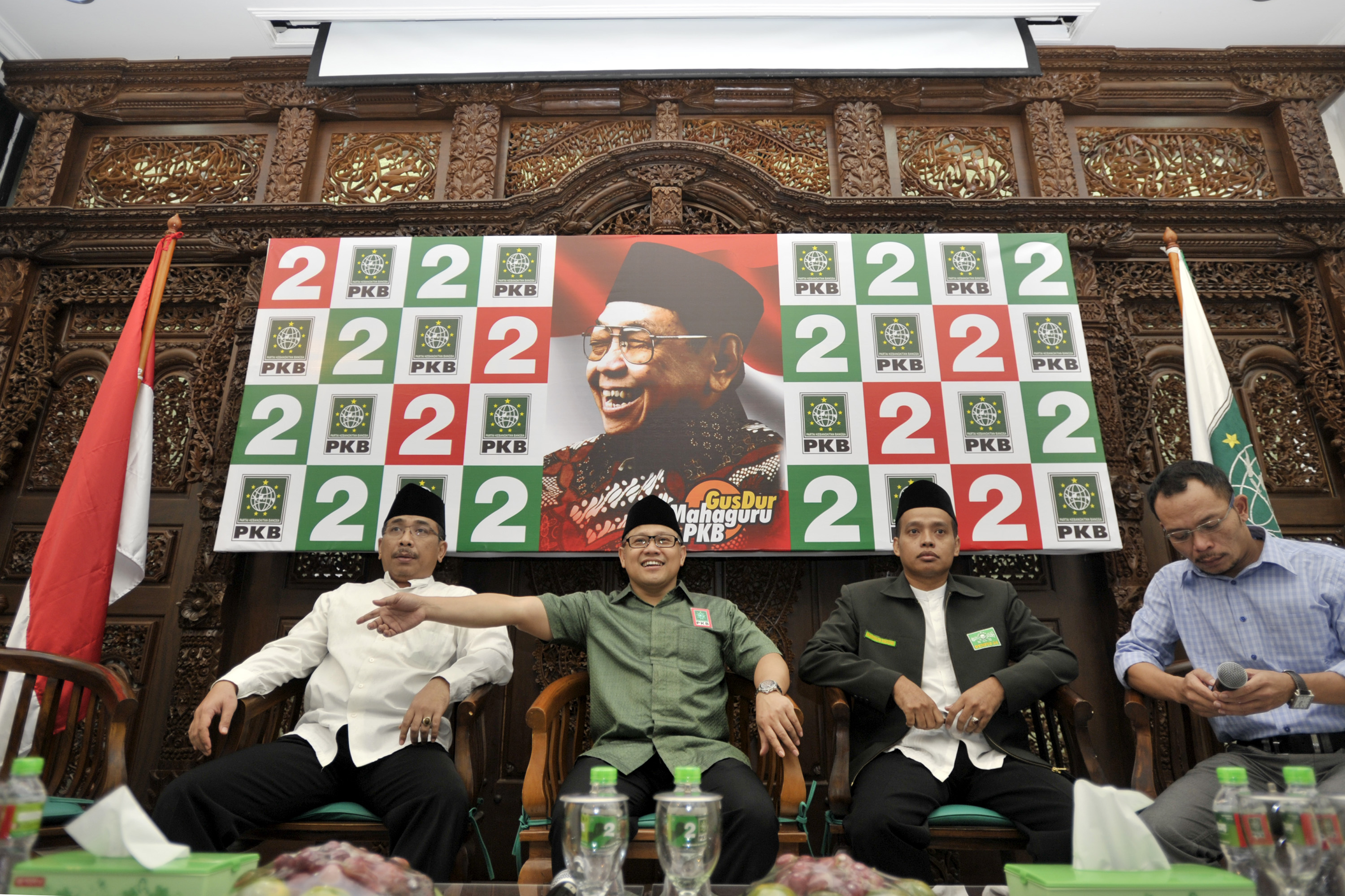 Yahya C Staquf atau Gus Yahya (kiri) dalam sebuah acara diskusi di Jakarta