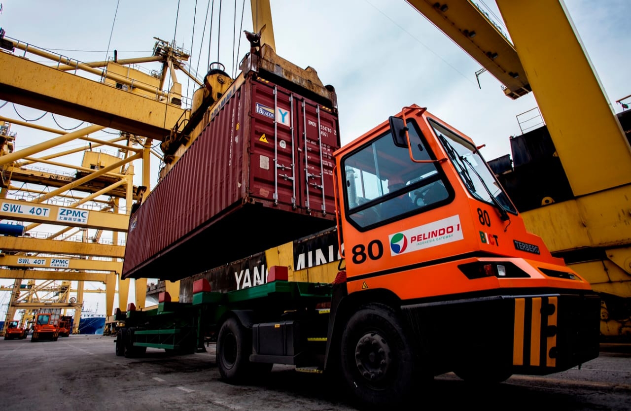 Aktivitas di Pelabuhan Belawan, Sumut.