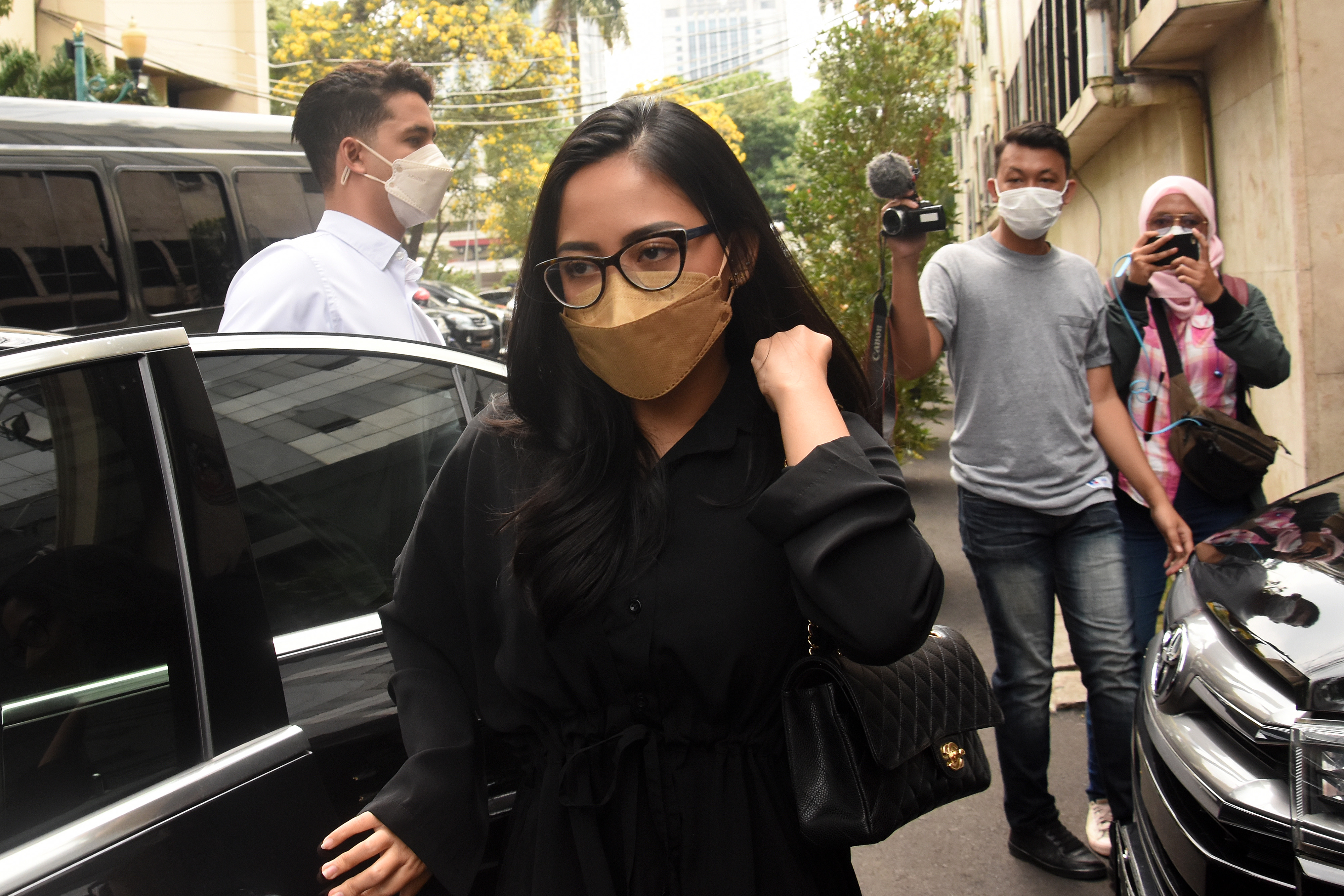 Selebgram Rachel Vennya tiba untuk menjalani pemeriksaan di Gedung Direktorat Reskrimum Polda Metro Jaya, Jakarta.