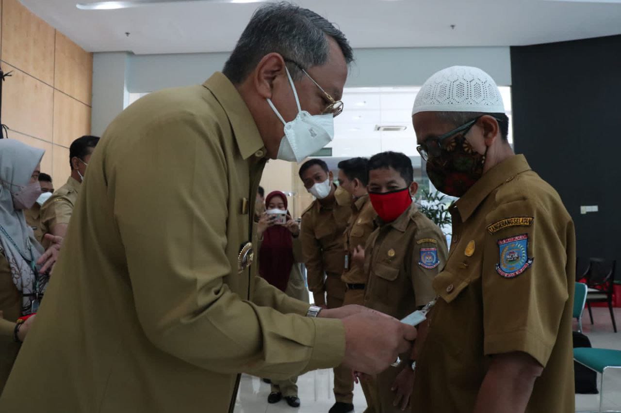 Pemberian penghargaan bagi PNS Pemkot Tangerang Selatan, Banten.