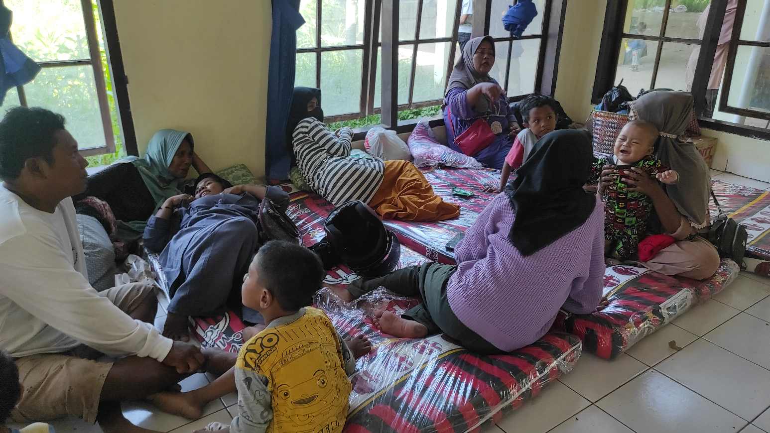 Warga kampung Wuring masih bertahan di tempat pengungsian karena trauma pada trauma tsunami 1992.