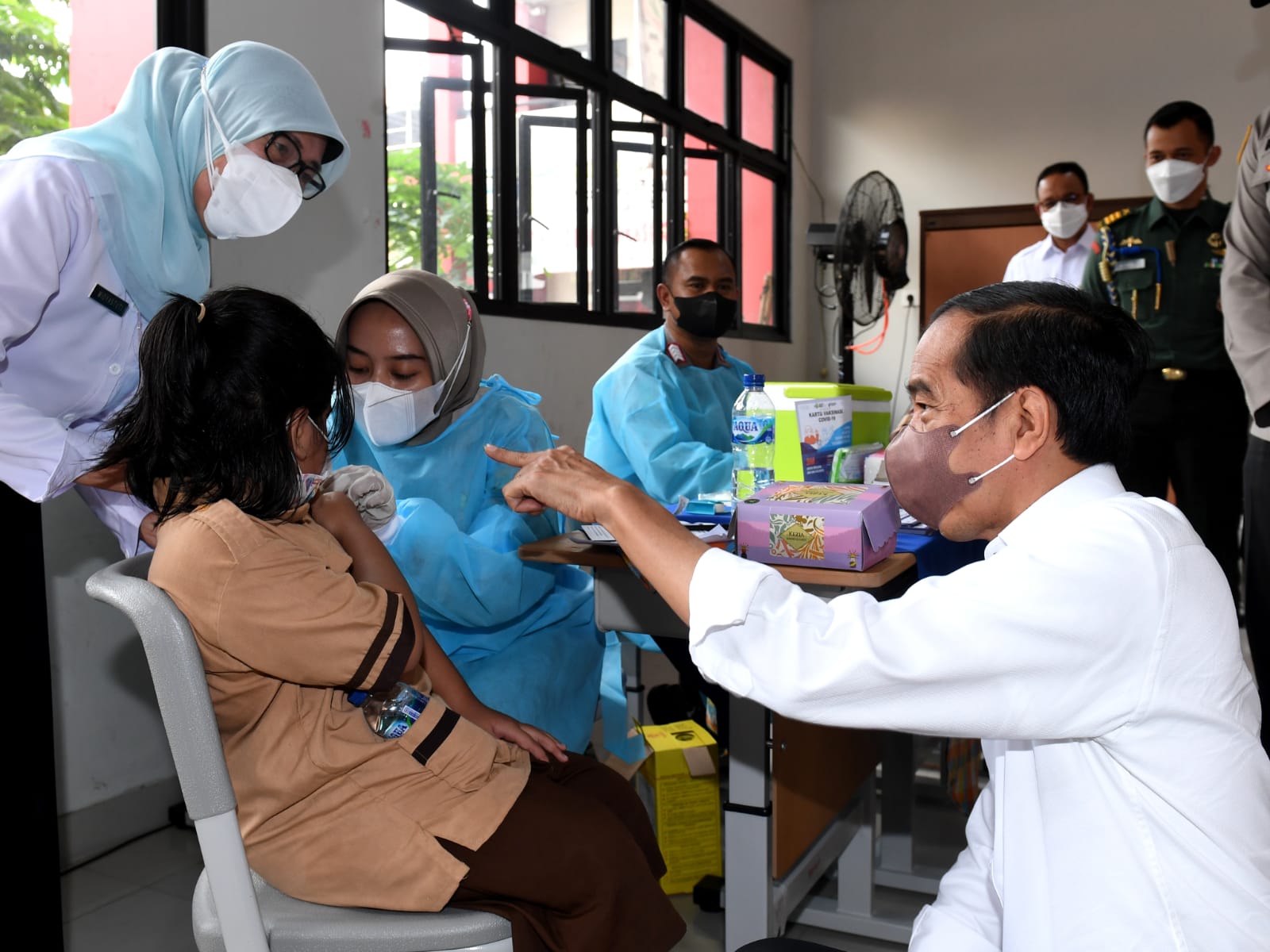 Presiden Joko Widodo saat meninjau vaksinasi anak di SDN Cideng, Gambir, Jakarta Pusat