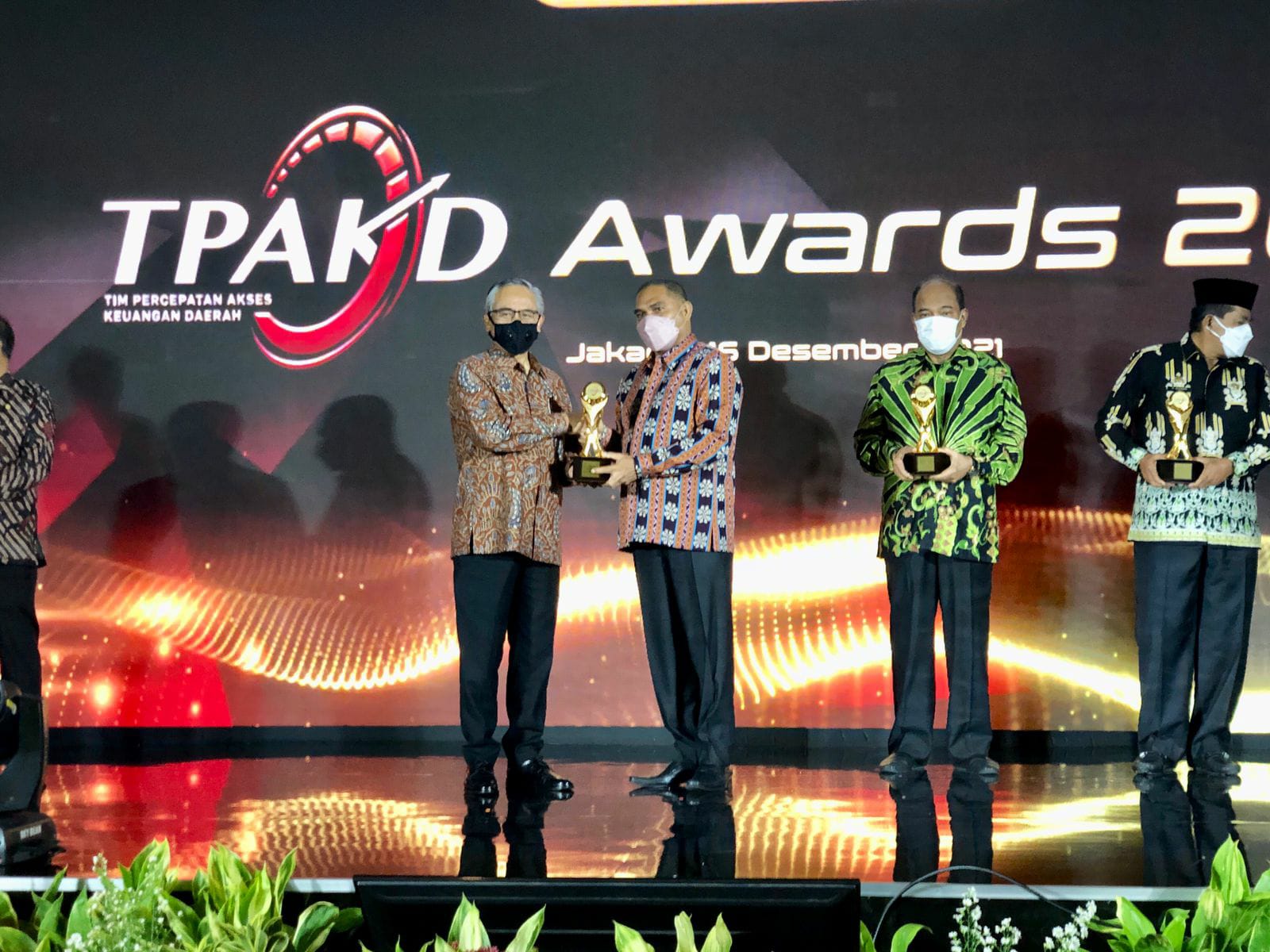 Bupati Flores Timur Antonius Hubertus Gege Hadjon mendapat penghargaan Tim Percepatan Akses Keuangan Daerah (TPKAD) Award tahun 2021.