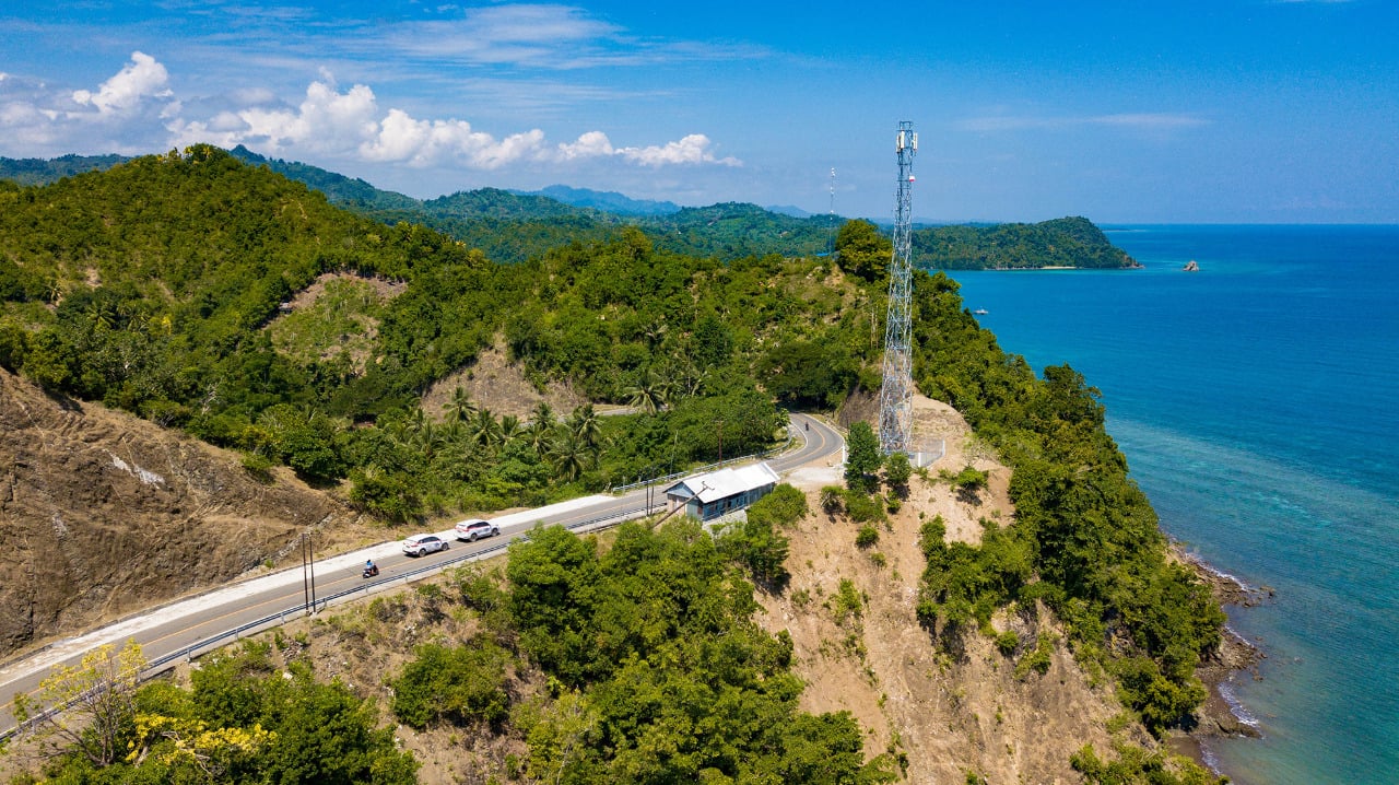 Tim Ekspedisi Bakti untuk Negeri Sulteng melintasi daerah Donggala, Sulteng, dengan pemandangan Tower Base Transceiver Station (BTS). 