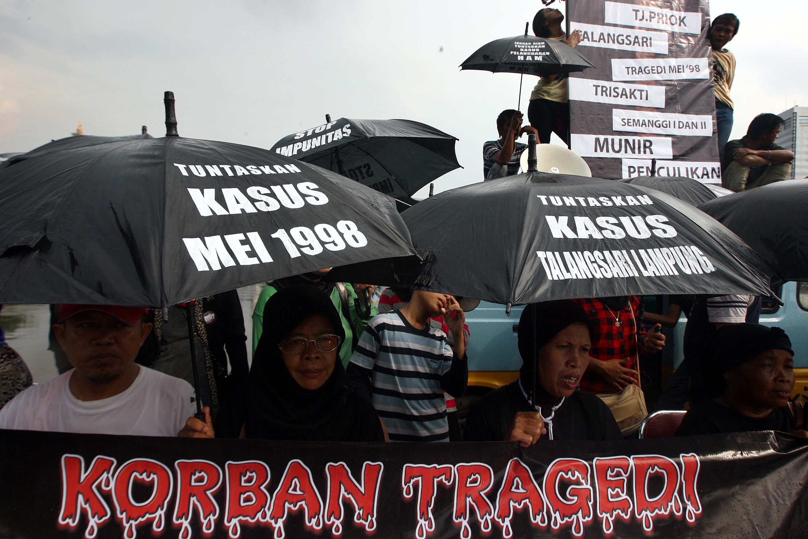 Aksi Massa menuntut penuntasan kasus HAM masa lalu