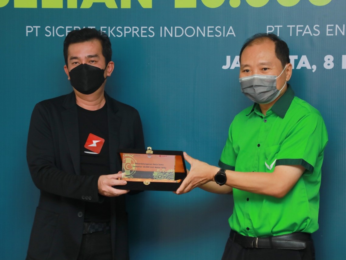 Sicepat memilih motor listrik Volta yang menggunakan sistem ganti baterai (SGB) sebagai kendaraan operasional agar lebih ramah lingkungan.
