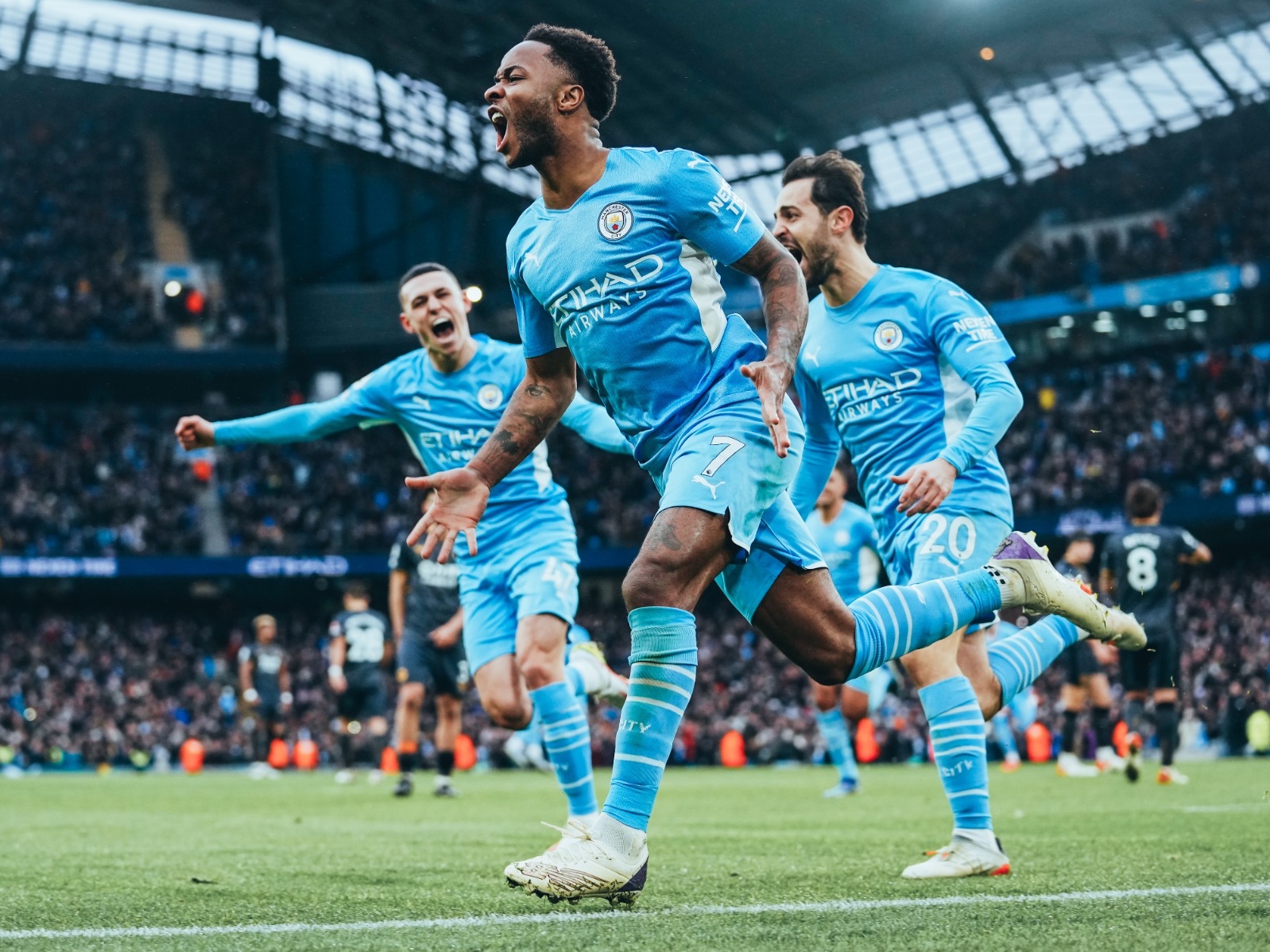 Raheem Sterling merayakan gol ke gawang Wolverhampton