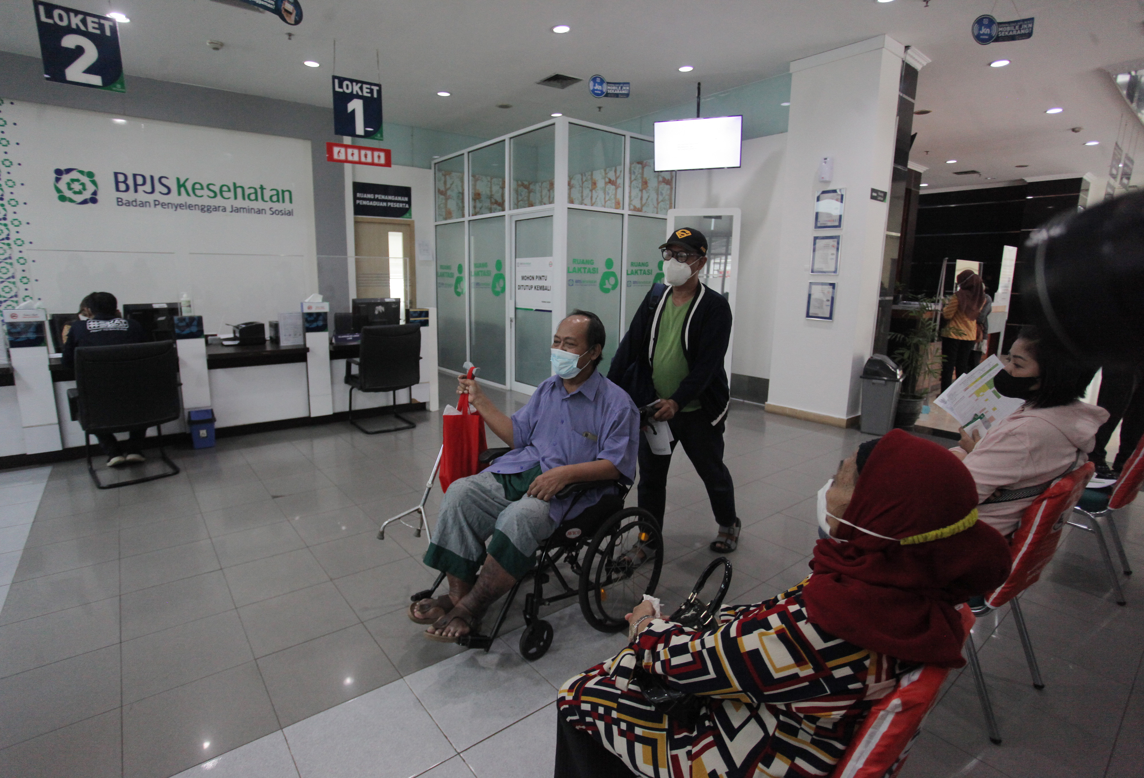 Warga antre mengurus layanan kesehatan di kantor BPJS Kesehatan Cabang Jakarta Selatan, Jakarta, Selasa (23/11).