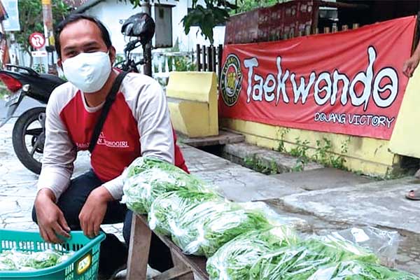 Komunitas Joli Jolan turut membantu petani lereng Merbabu yang kesulitan menjual sayur mereka saat pandemi