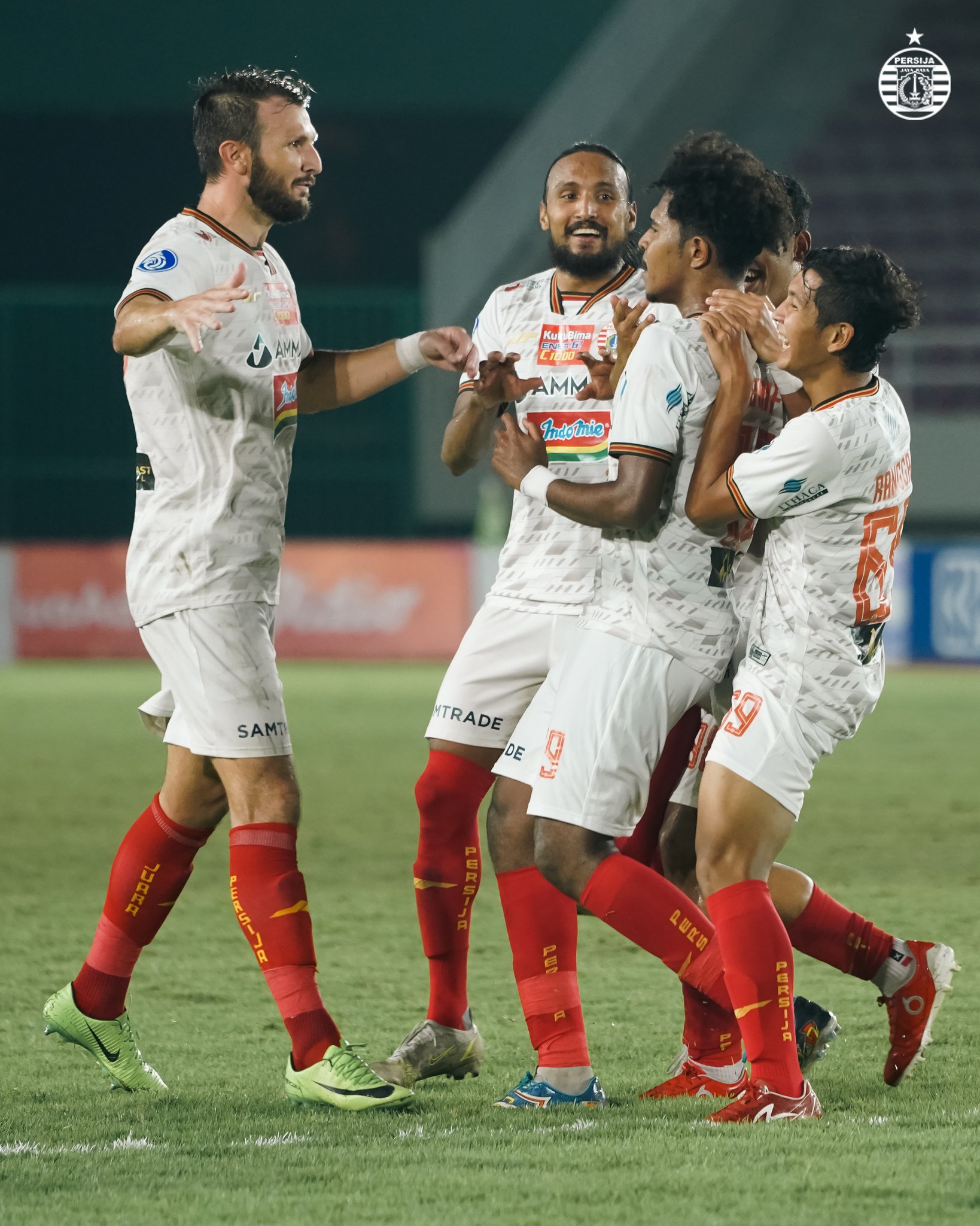 Pemain Persija merayakan kemenangan