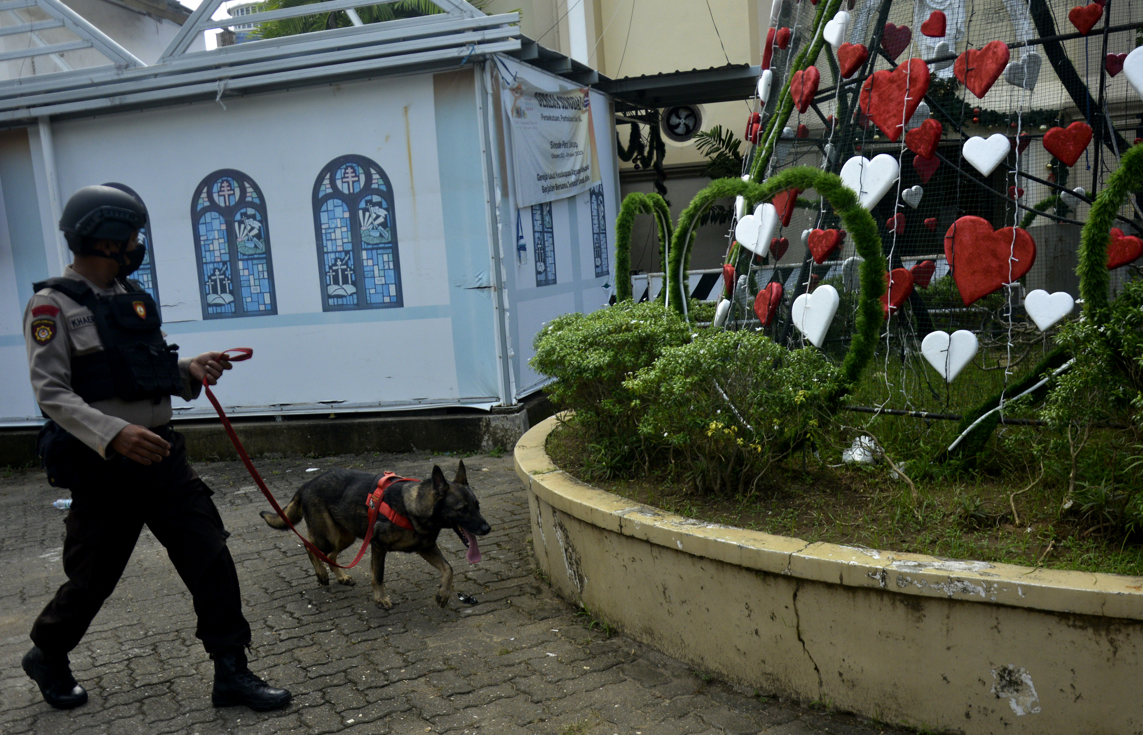 Personel kepolisian dan anjing pelacaknya melakukan sterilisasi di Gereja Katolik Katedral, Makassar, Sulawesi Selatan