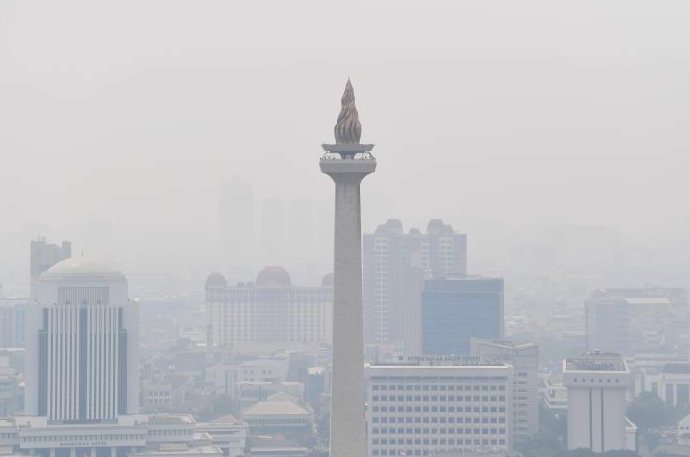 Pemandangan Monumen Nasional dengan latar belakang gedung bertingkat yang diselimuti asap polusi di Jakarta, Senin (29/7/2019).