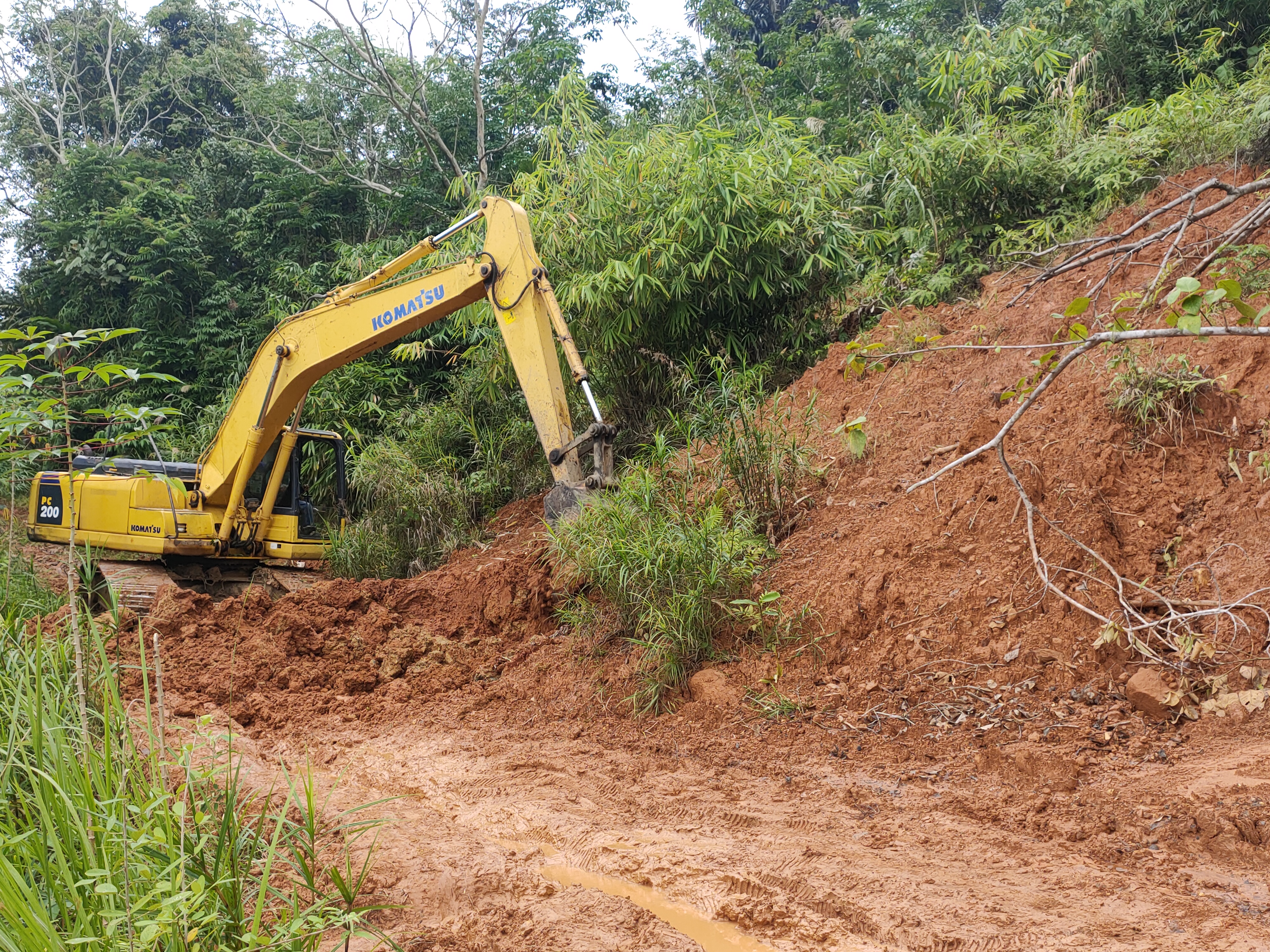 Alat berat berupaya membuka akses jalan yang tertimbun longsor di pedalaman meratus, kabupaten Hulu Sungai Tengah.