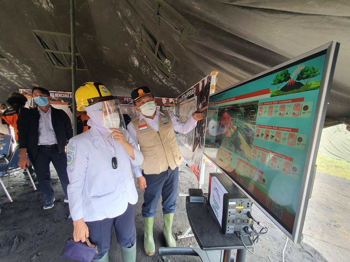 Kepala BMKG, Dwikorita Karnawati saat meninjau lokasi bencana.