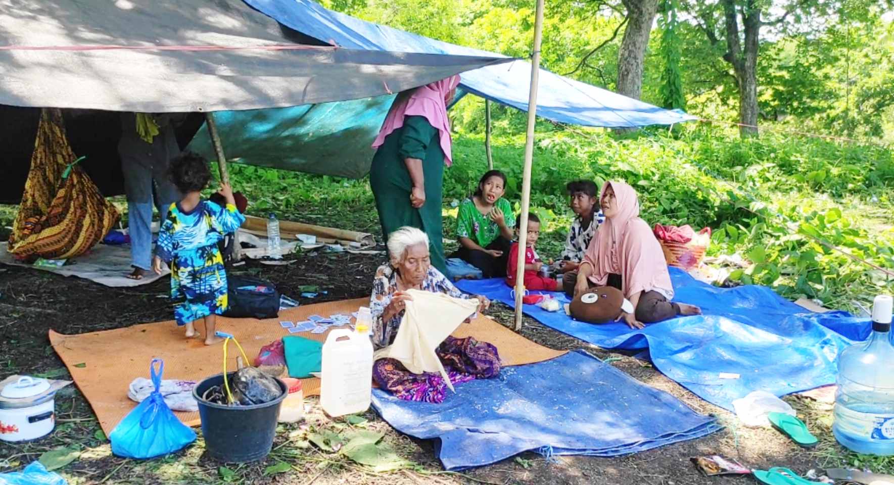 Warga Korban gempa dan tsunami 1992 berasal dari Pulau Babi masih mengungsi paska gempa landa Kabupaten Sikka 14 Desember 2021