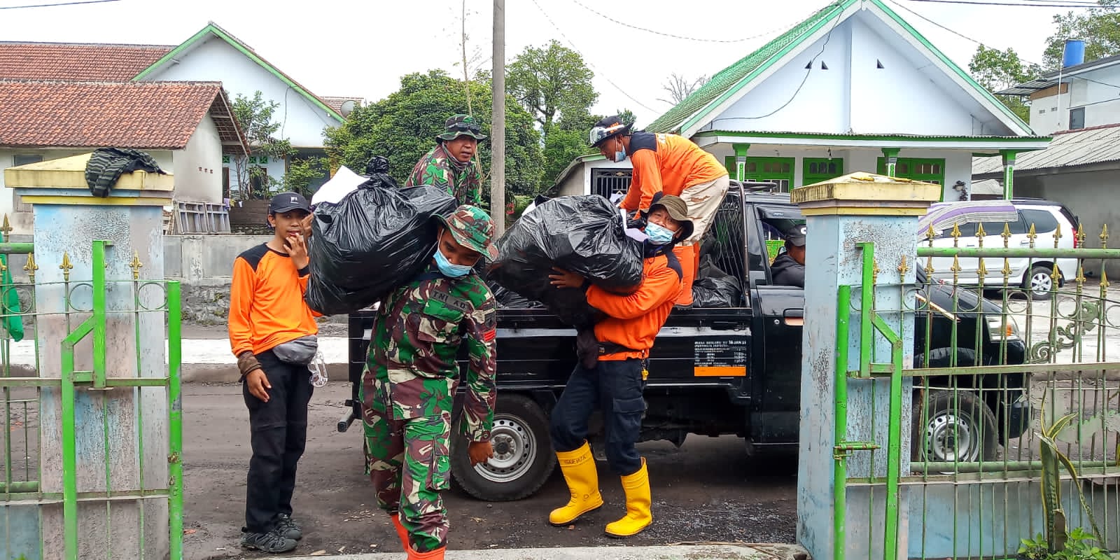 Yonzipur 10 Kostrad dan Yonzipur 5/ Arati Bhaya Wighina dikerahkan membantu penanganan bencana Gunung Semeru, Kamis (23/12)