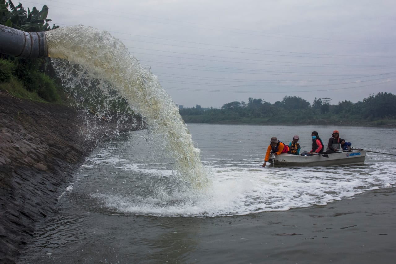 Petugas memeriksa kadar baku limbah cair yang diizinkan dibuang ke sungai.