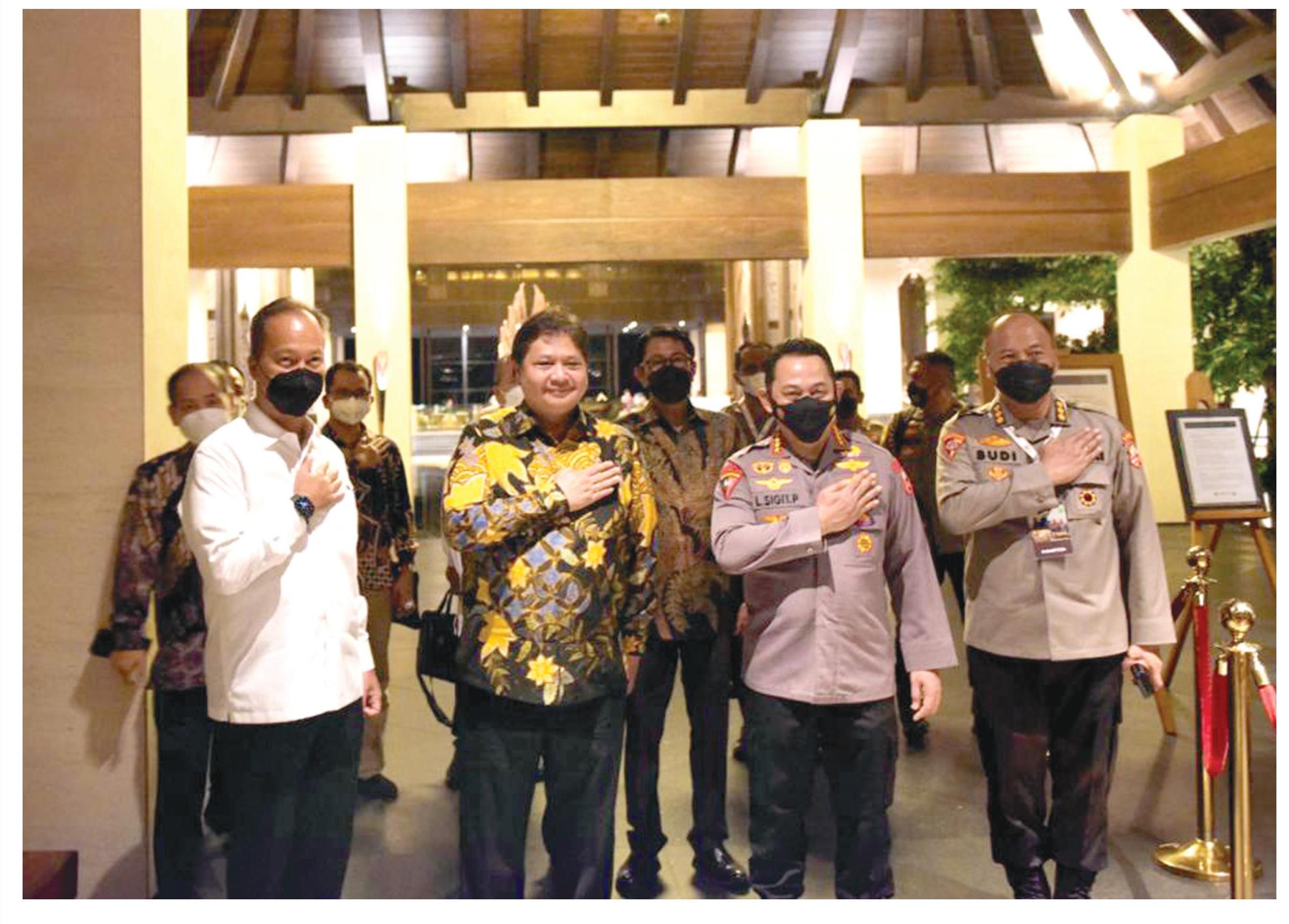 Menko Perekonomian Airlangga Hartarto ketika memberikan pembekalan dalam Apel Kasatwil Polri Tahun 2021 di Bali, Jumat (3/12), 