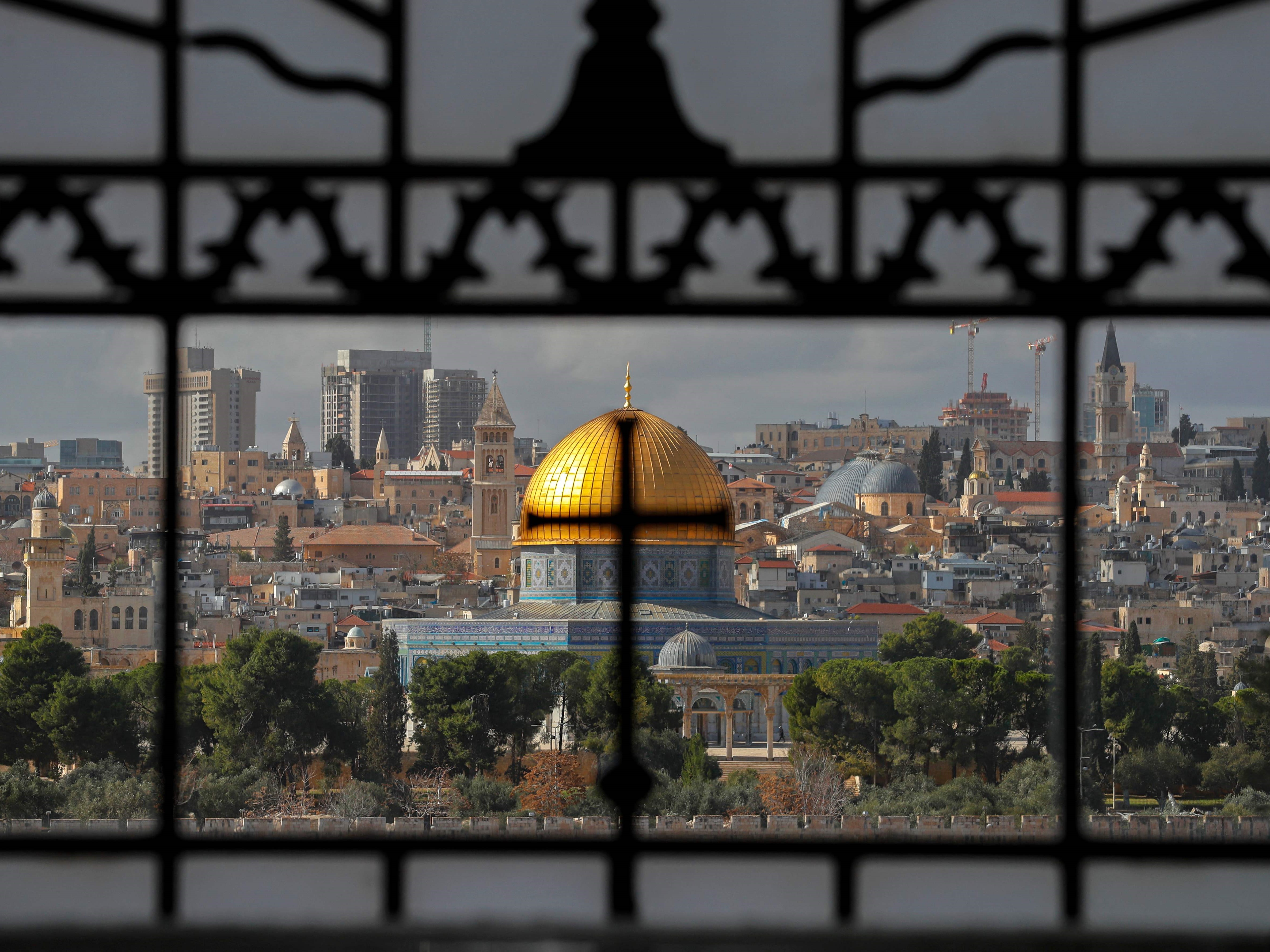 Gambar yang diambil pada 20 Desember 2021 dari Gereja Ortodoks Rusia Maria Magdalena di atas Bukit Zaitun.