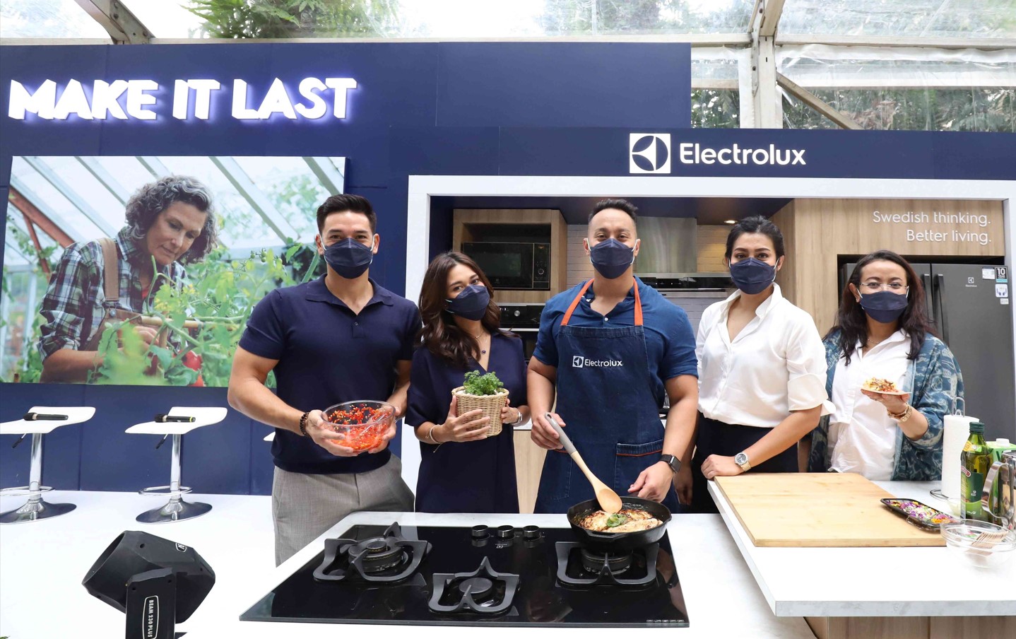 Chef Yuda Bustara melakukan cooking demo dengan bahan plant-based atau pola makan nabati dalam kampanye Make It Last Electrolux.