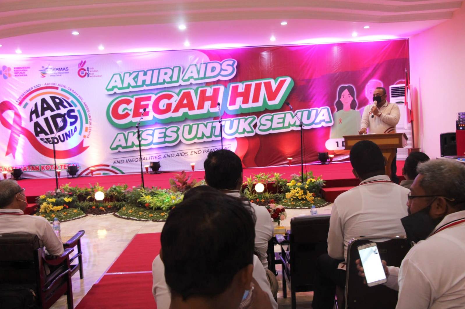 ali Kota Tegal, Dedy Yon Supriyono (di podium) membacakan sambutan Menkes RI Budi Gunadi Sadikin dalam peringatan Hari AIDS di RSI Harbun.I