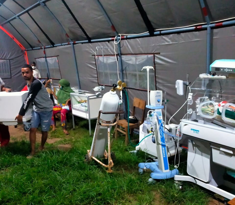 RSUD Kota Larantuka, Flotim mengungsikan pasien rawat inap ke tenda pengungsian di halaman rumah sakit, Selasa (14/12)