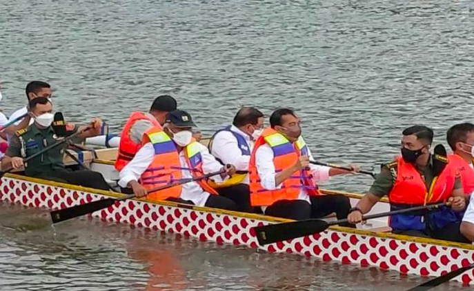 Pesan Presiden di Balik Peresmian Bendungan di Atas Perahu Naga