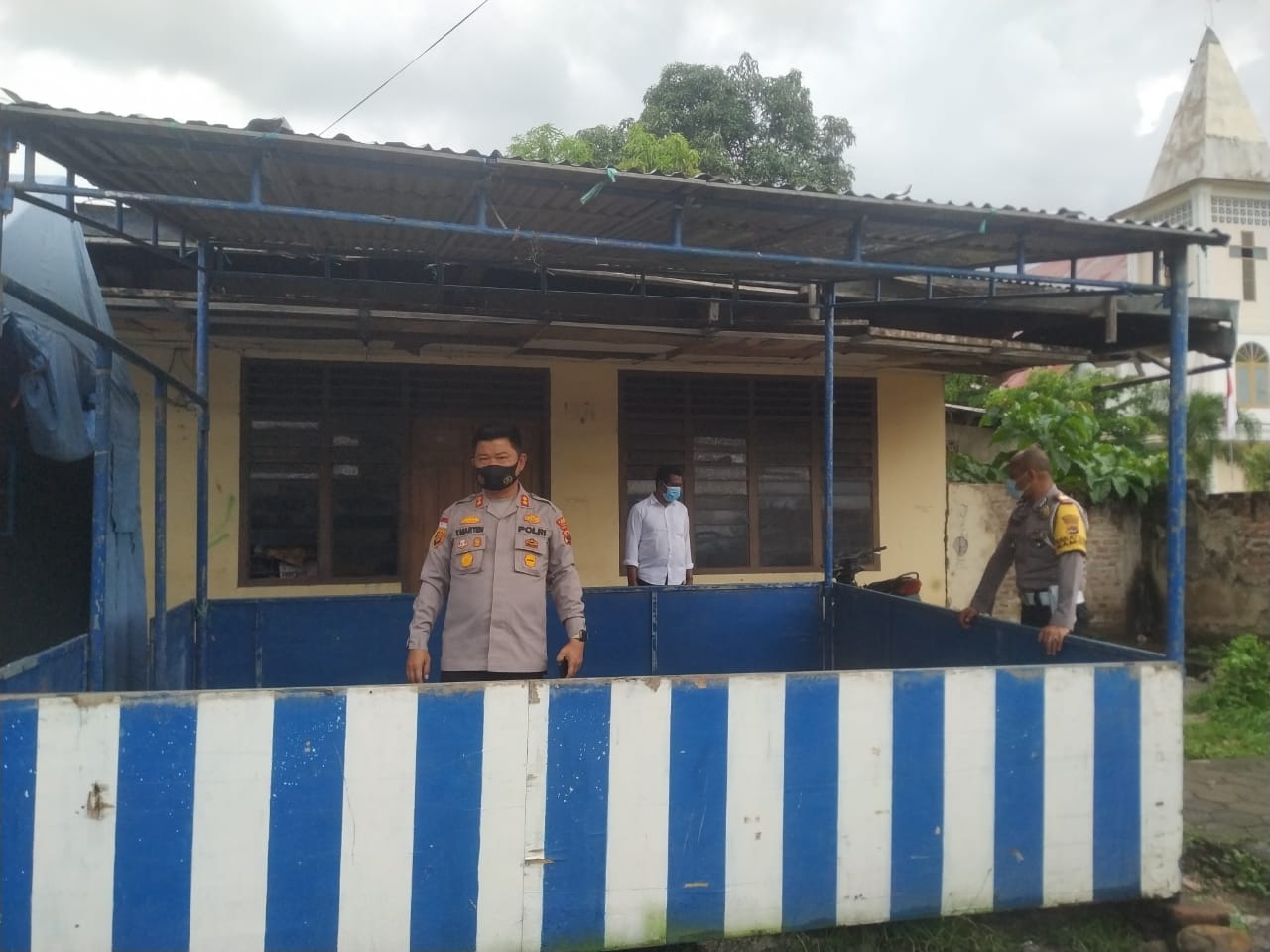 Kepala Kepolisian Resort (Kapolres) Lembata, AKBP Yoce Marten saat memeriksa salah satu pos pengamanan di wilayahnya, Jumat (24/12)