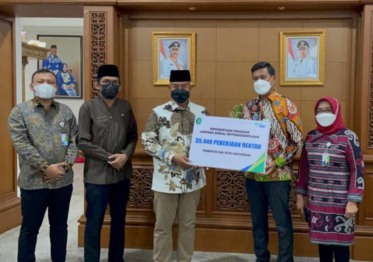 Dirut BPJAMSOSTEK Anggoro Eko Cahyo menyerahkan kartu kepesertaan secara simbolis kepada Bupati Kukar Edi Damansyah. 