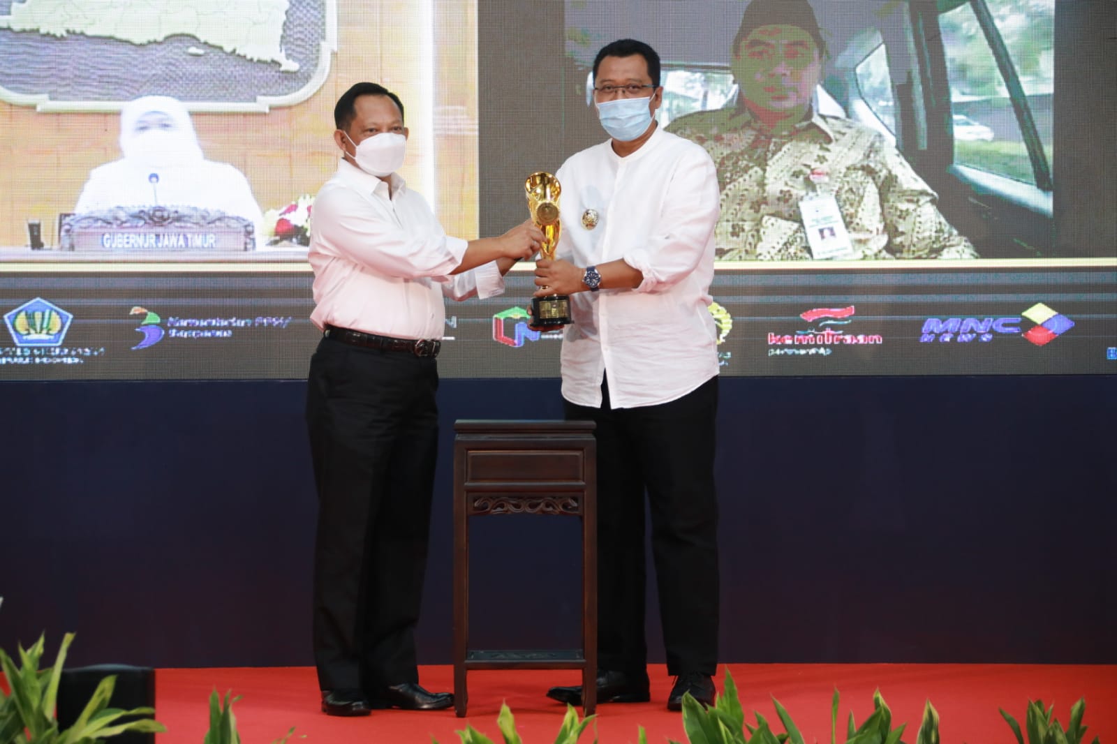 Mendagri Tito Karnavian dan menyerahkan penghargaan kepada Gubernur NTB Zulkieflimansyah