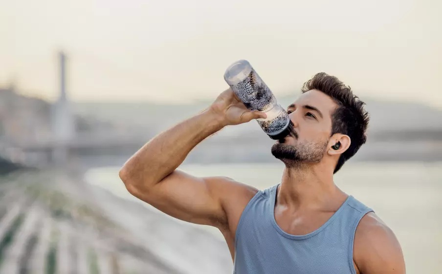 Earbud JBL Reflect Mini NC, dengan daya 21 jam, cocok untuk penggemar olahraga, misalnya, yoga, lari, atau barre.