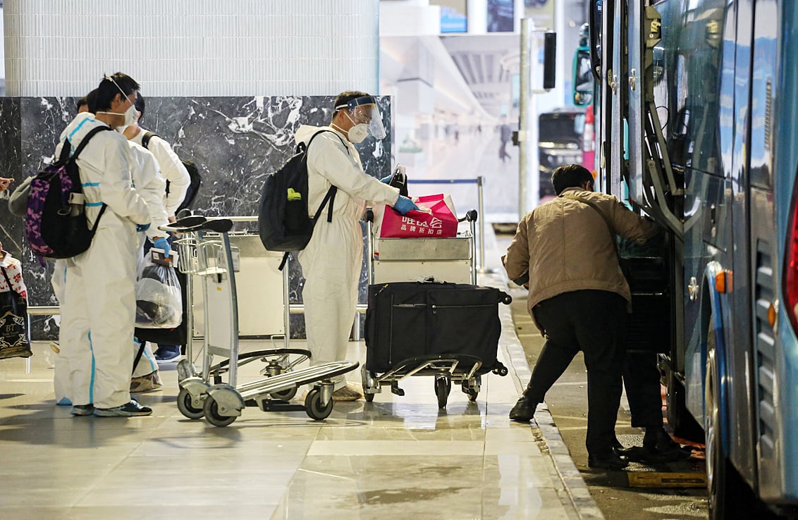 WNA masuk ke fasilitas karantina