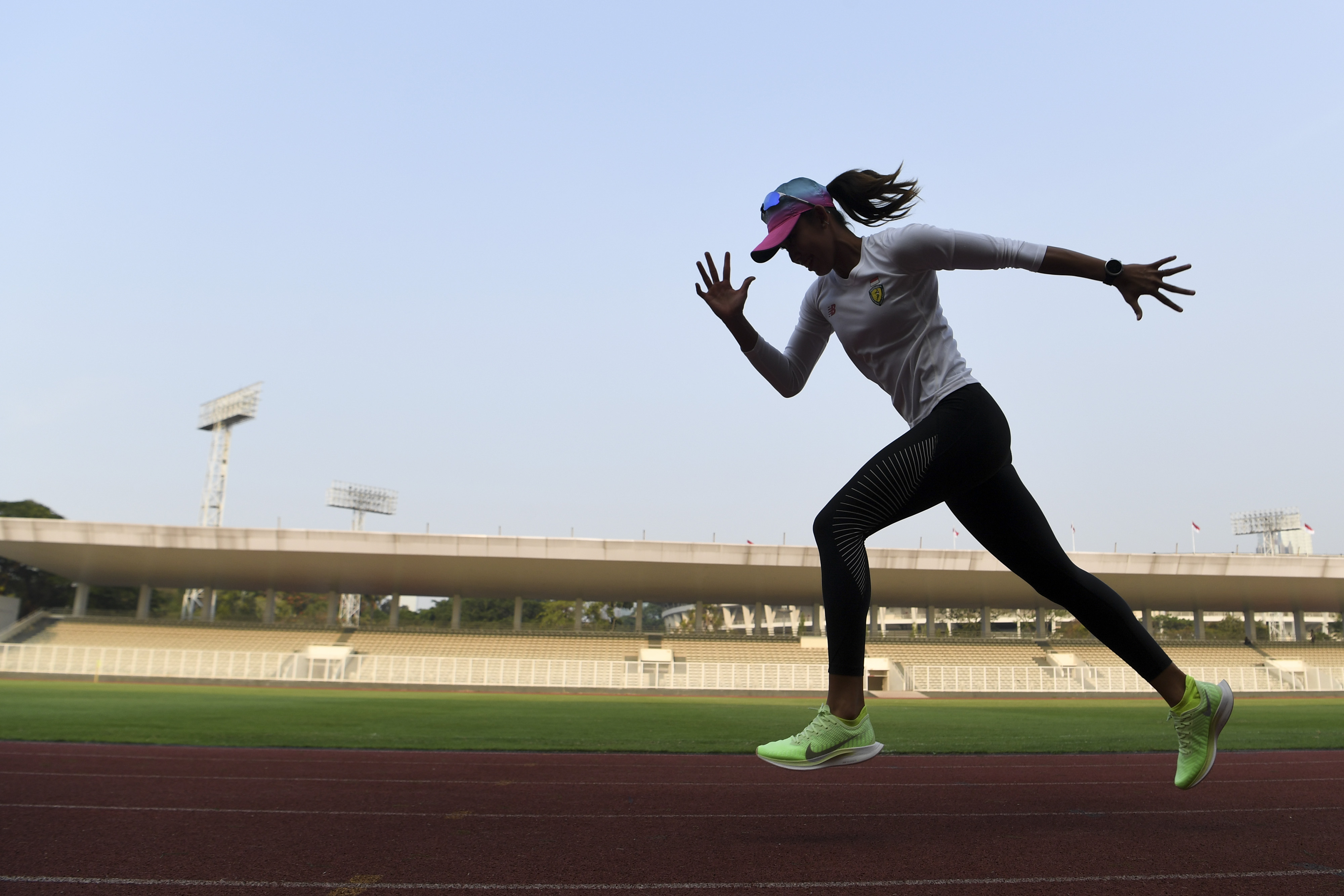 Pelari gawang Emilia Nova tengah berlatih di GOR Bung Karno, Nova salah satu dari tujuh atlet yang dikirim ke Kejuaraan Atletik Indoor Asia 