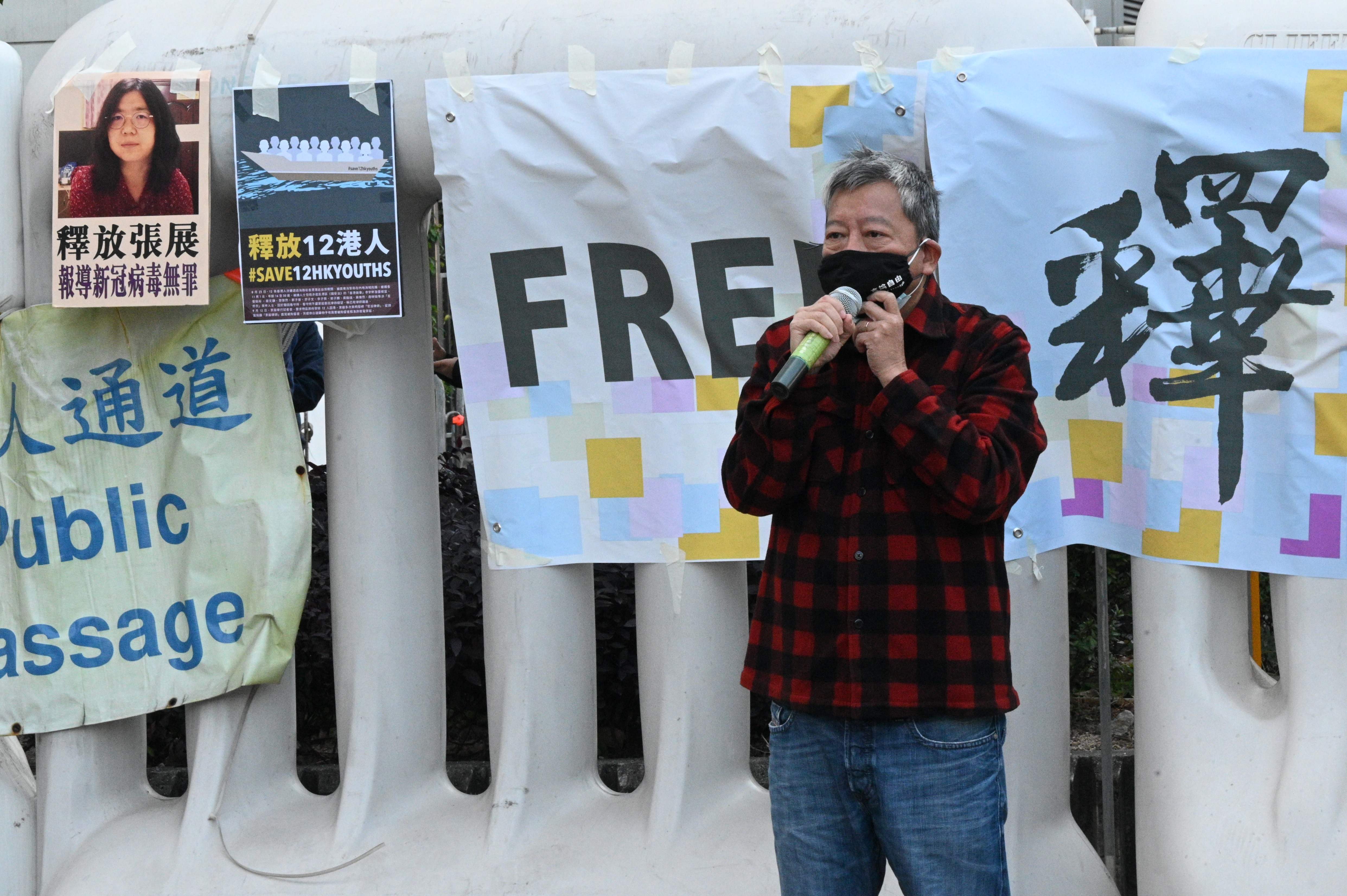 Para aktivis berunjuk rasa di Hong Kong yang menuntut pemerintah Tiongkok membebaskan wartawan Zhang Zhan yang dipenjara.