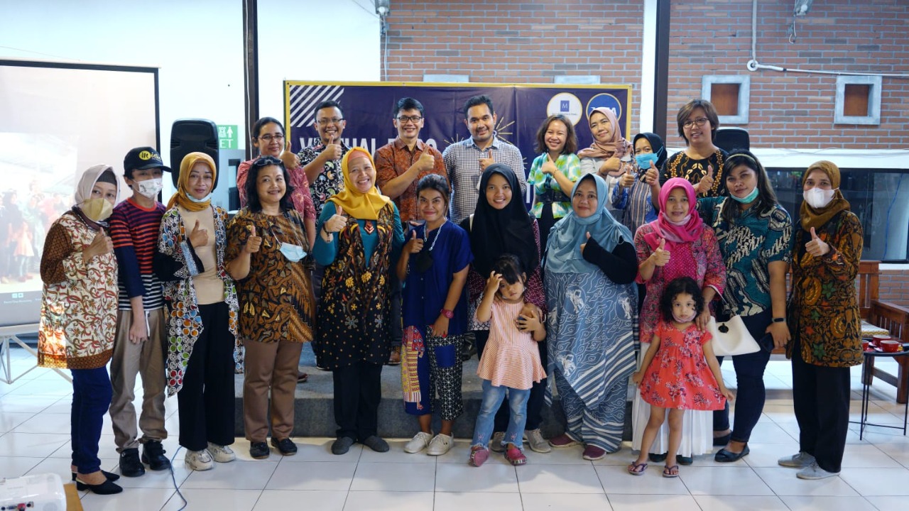 Sejumlah perempuan pelaku UMKM berfoto bersama seusai mendapat pelatihan.